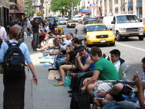 Schlange vor den Apple Stores zum Verkaufsstart des iPhones
