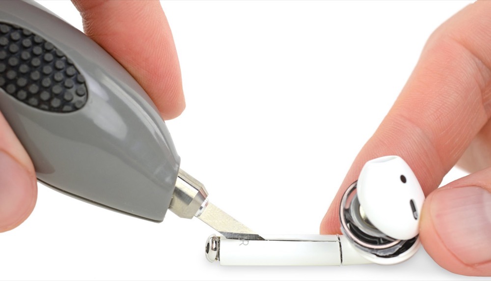 AirPods 2 mit dem Messer geöffnet
