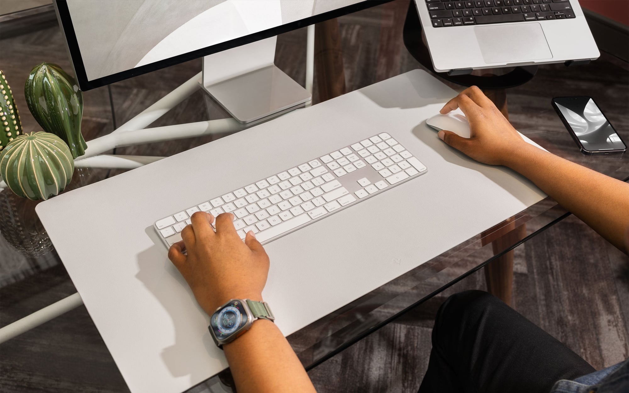 Twelve South DeskPad mit Maus, Tastatur und Mac