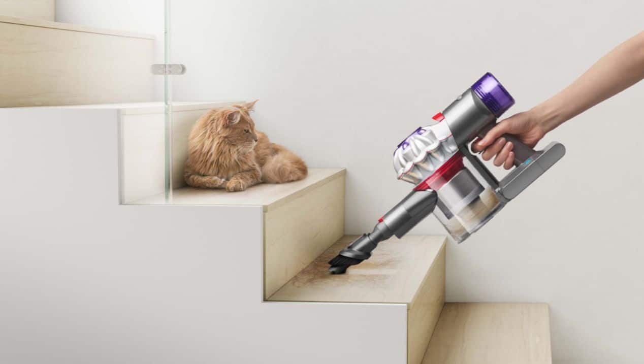 Dyson V8 in Benutzung auf der Treppe