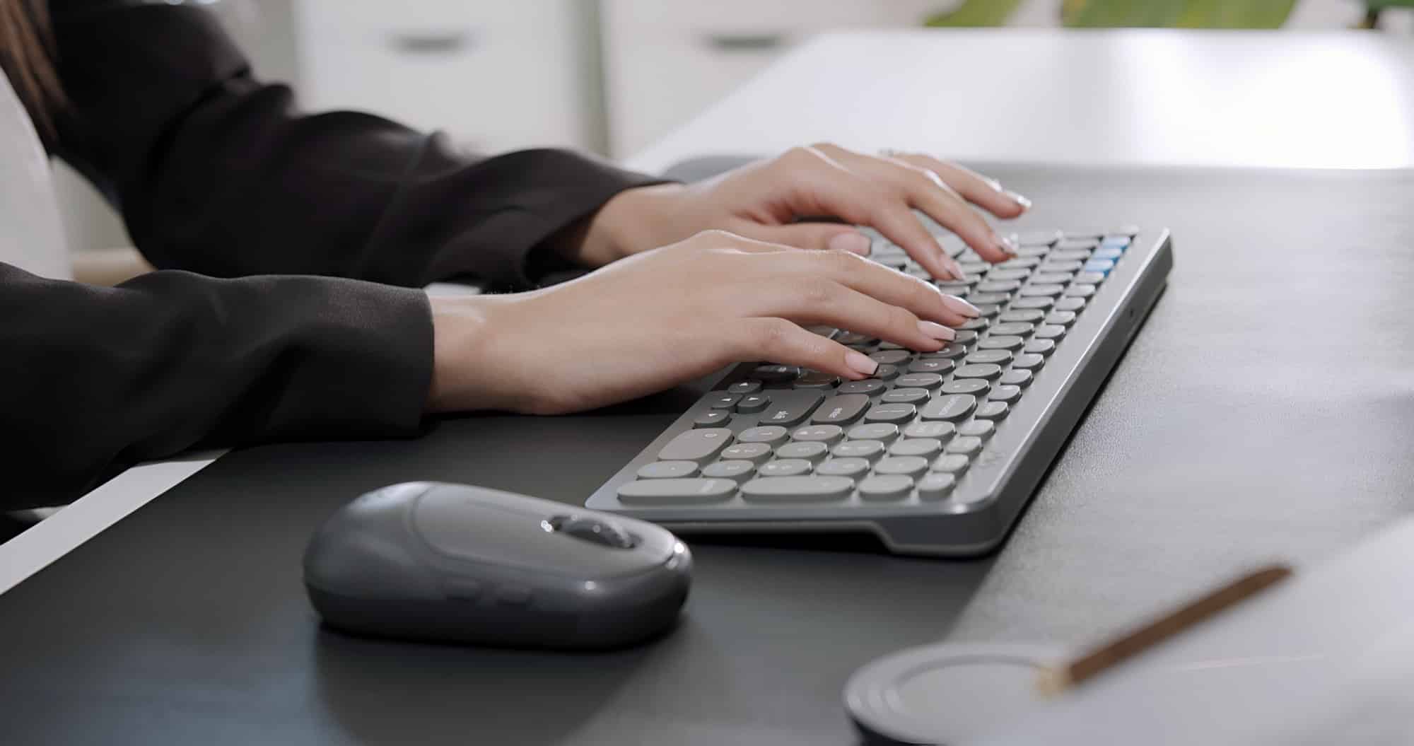 ZAGG Pro Tastatur in Benutzung auf dem Schreibtisch