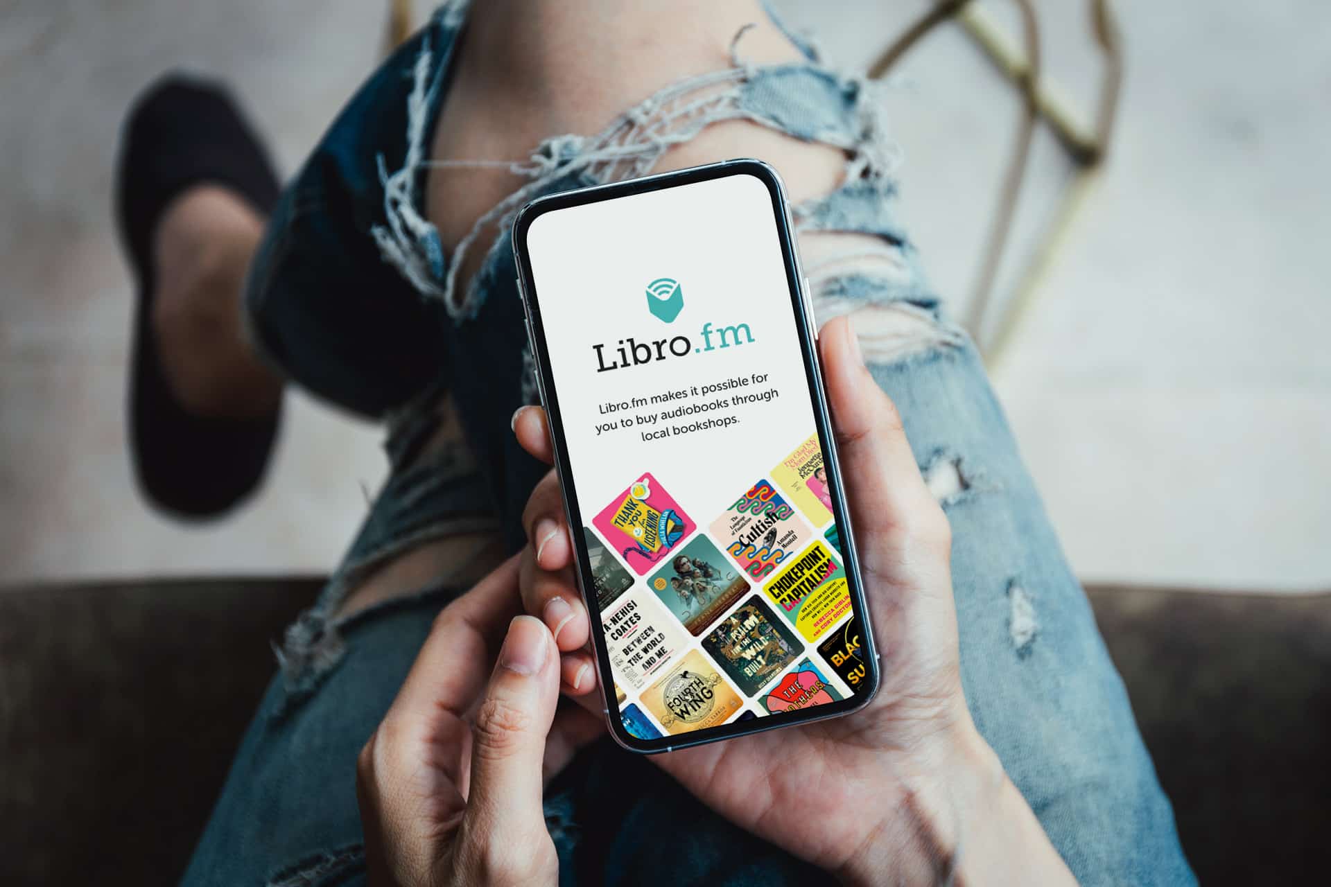 Libro.fm App in der Hand einer Person