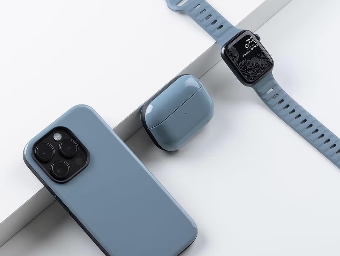 Nomad Sport Case für die AirPods neben iPhone und Apple Watch
