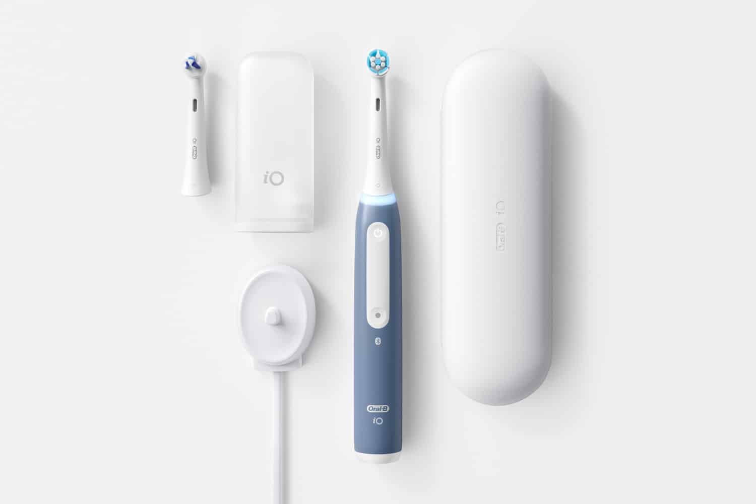 Oral-B iO MyWay in blau samt Zubehör vor weißem Hintergrund