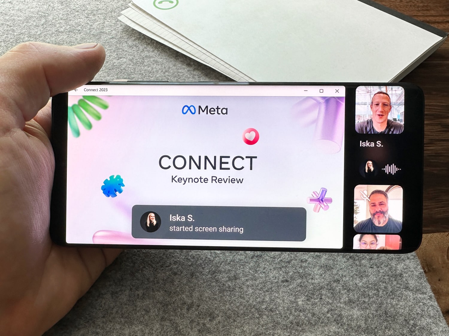 Ein Smartphone zeigt einen Videoanruf mit WhatsApp im Querformat