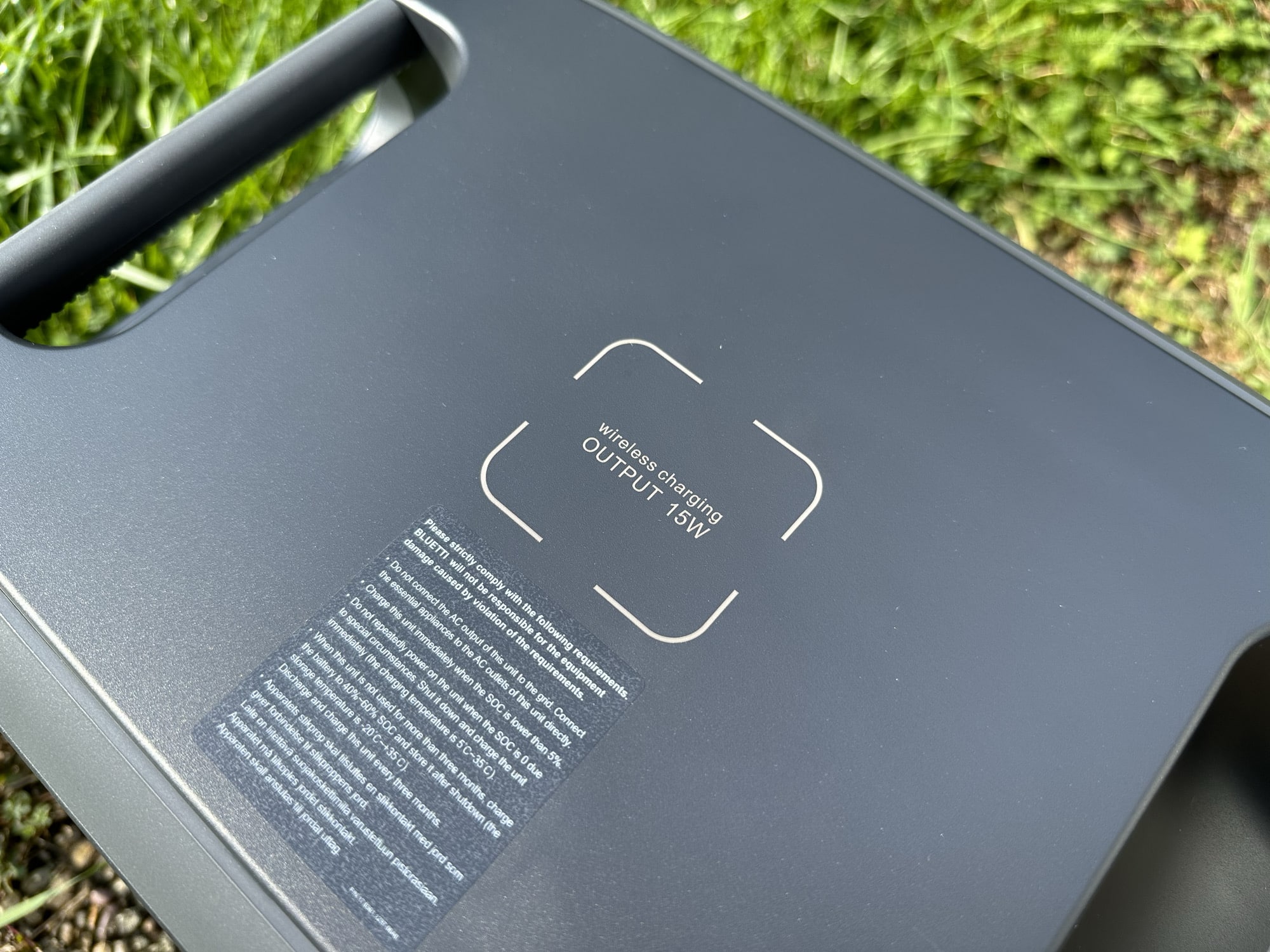 Bluetti AC180 mit Qi-Ladefläche für Smartphones