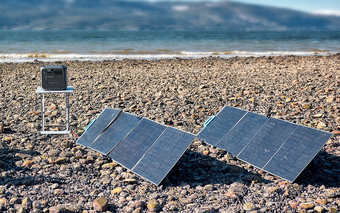 Solarmodul lädt Bluetti AC180 Station auf
