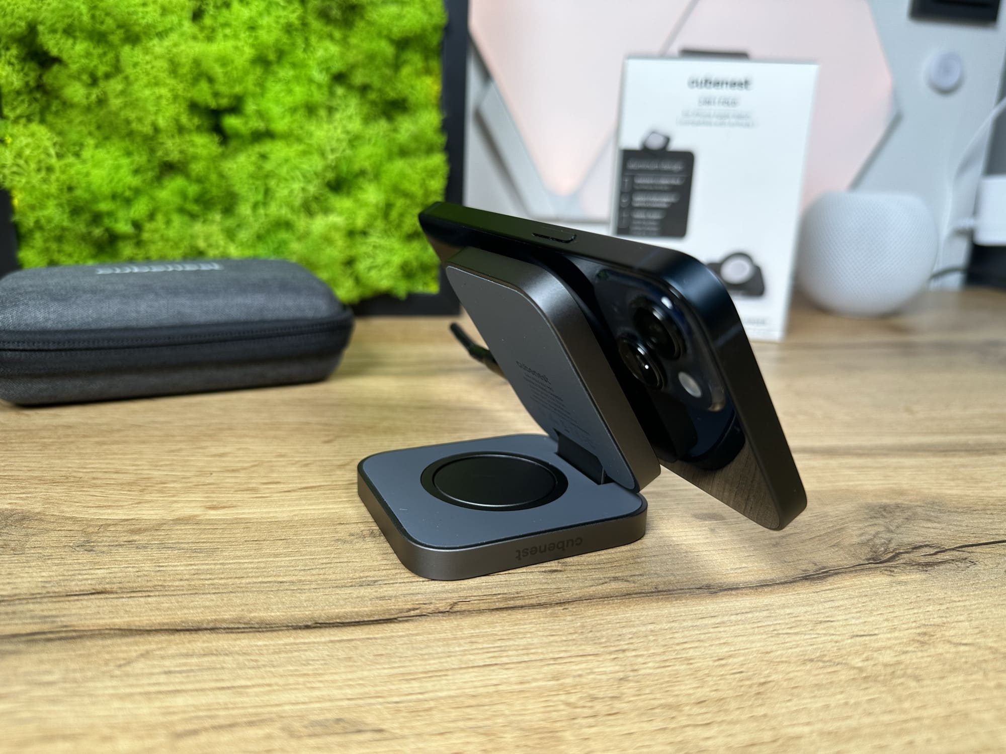 iPhone auf dem Cubenest 2-in-1 Fold S211 Pro