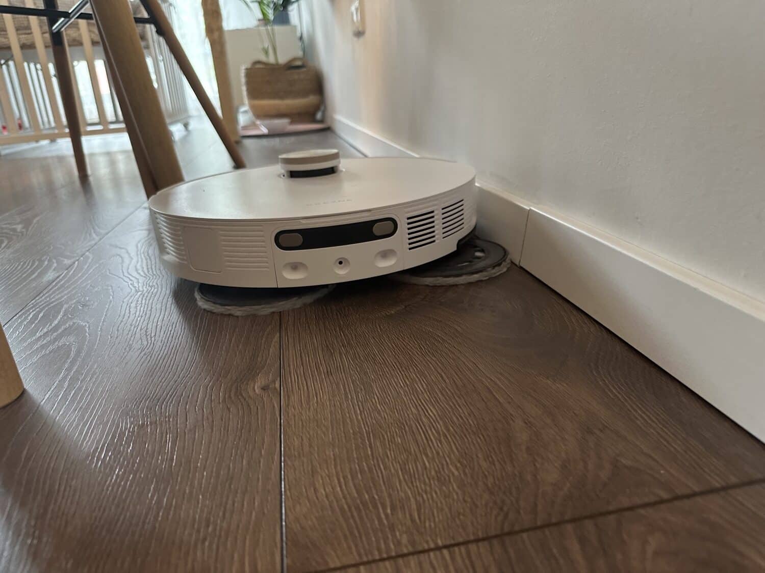 Roboter mit Kantenreinigung bis an den Rand