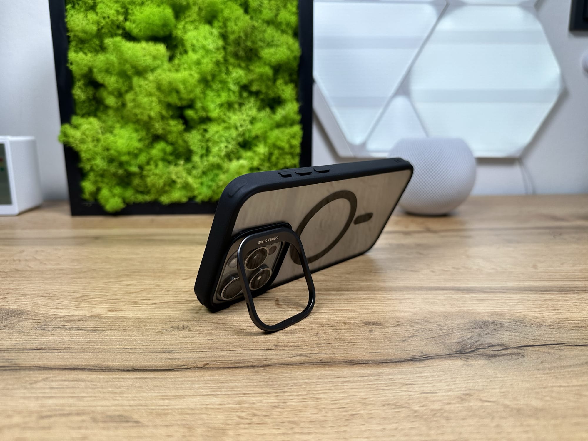 ESR Hybrid Case mit Stash Stand aufgestellt