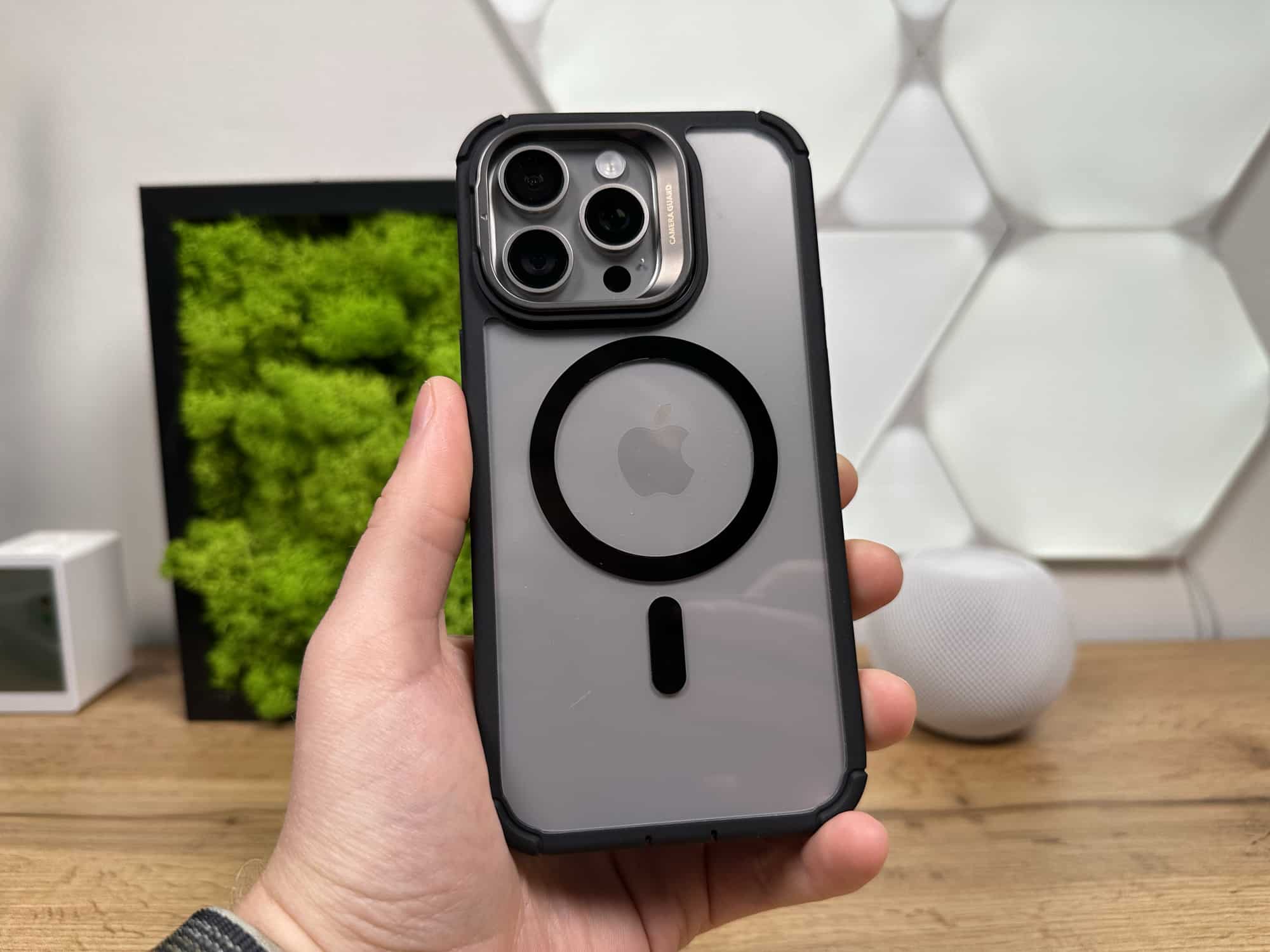 ESR Tough Case mit Stash Stand in der Hand