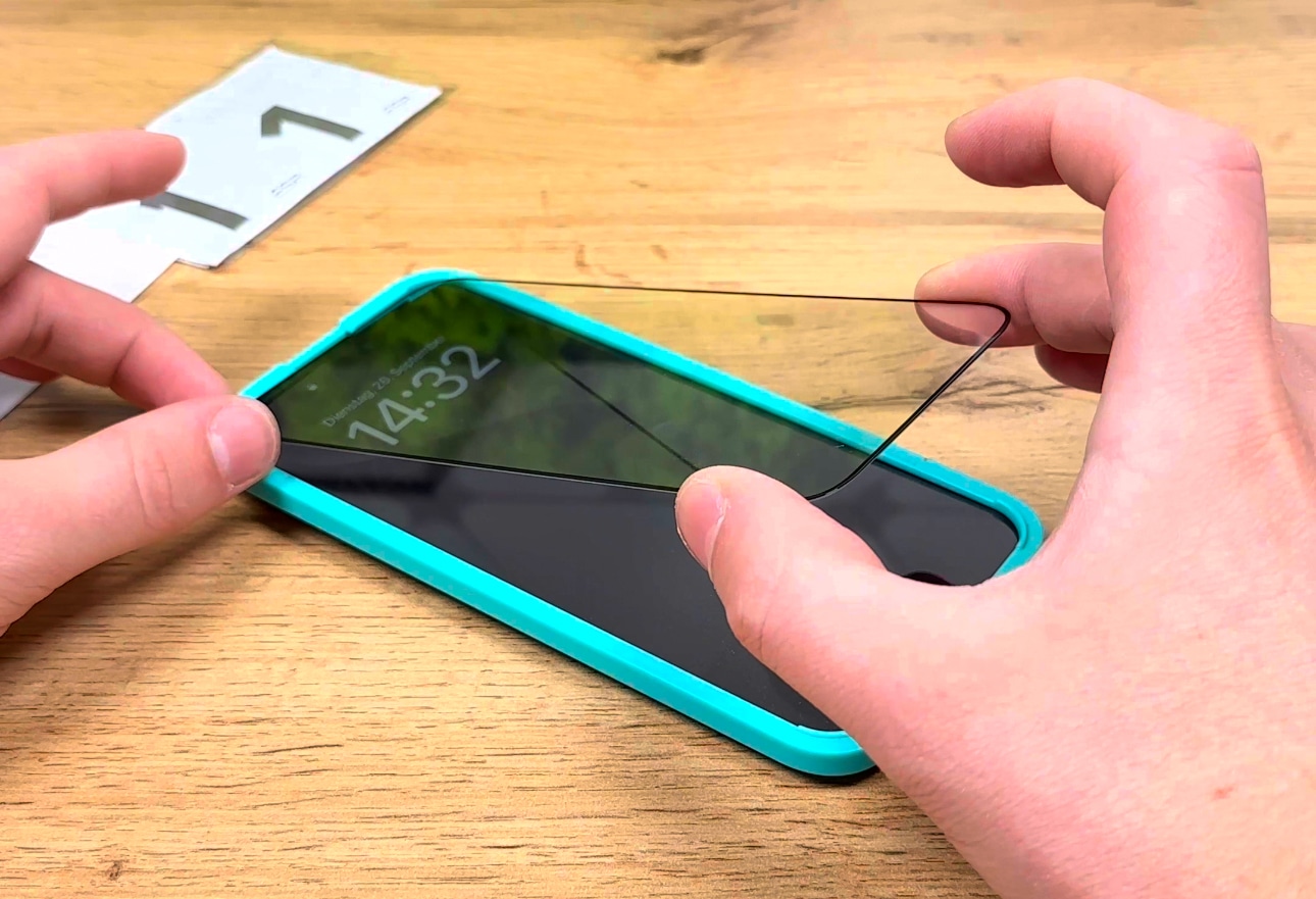 ESR Ultra-Tempered-Glass Screen Protector für das iPhone 15 Pro Max
