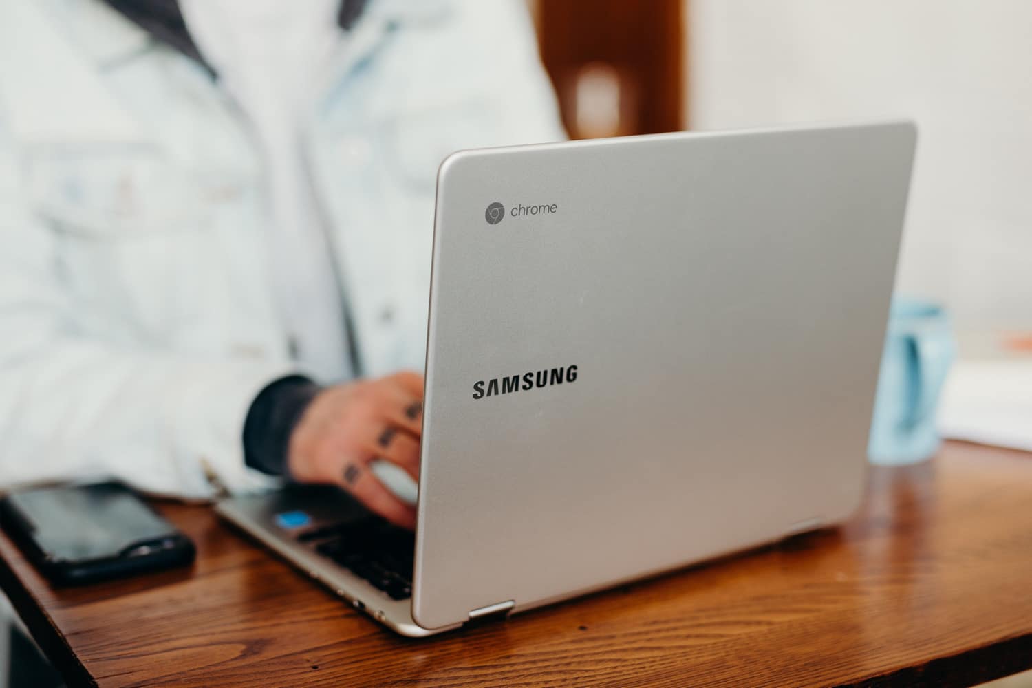 Google Chromebook von Samsung in Silber aufgeklappt auf einem Tisch