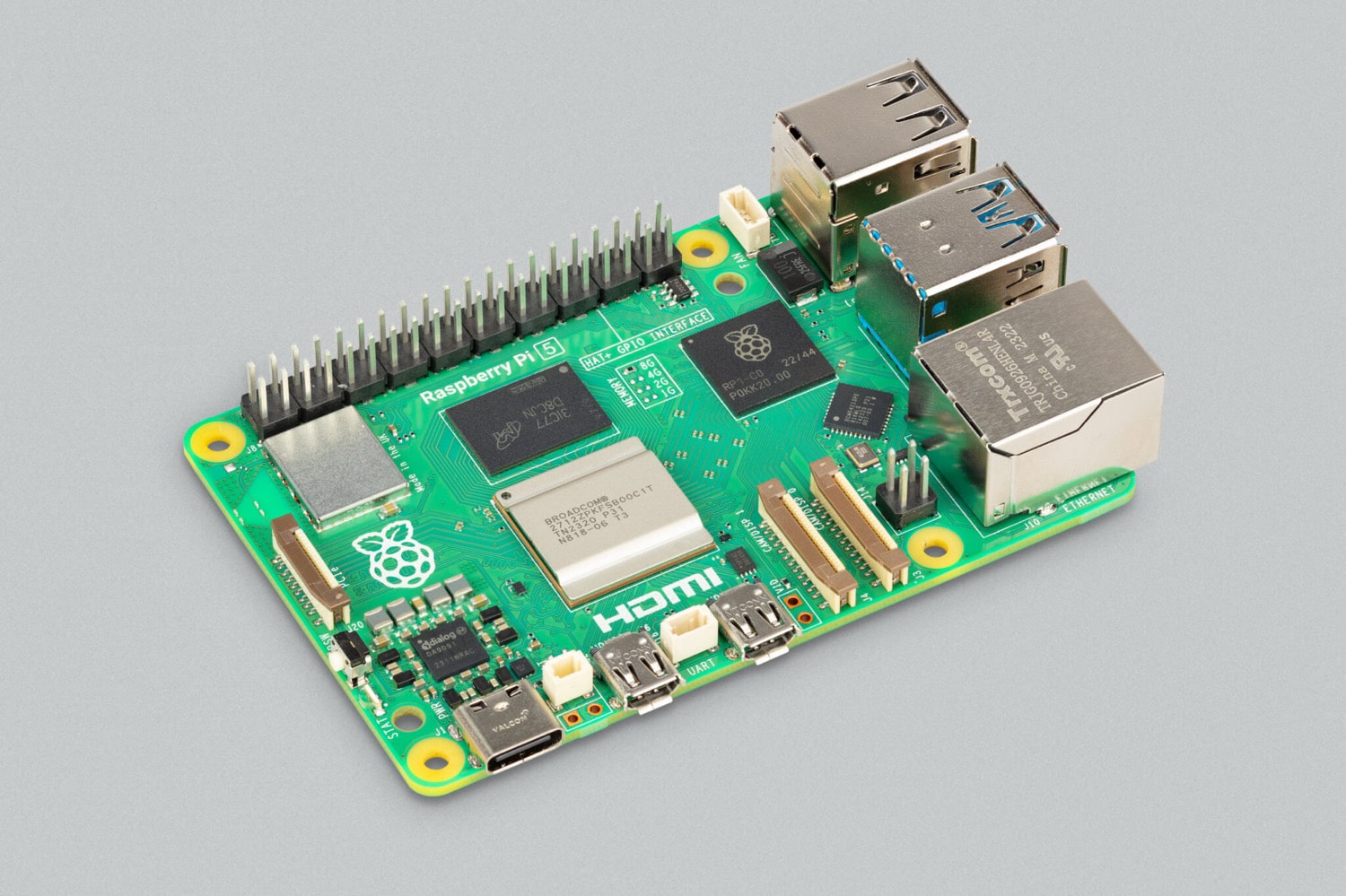 Gesamtansicht des Raspberry Pi 5 vor grauem Hintergrund