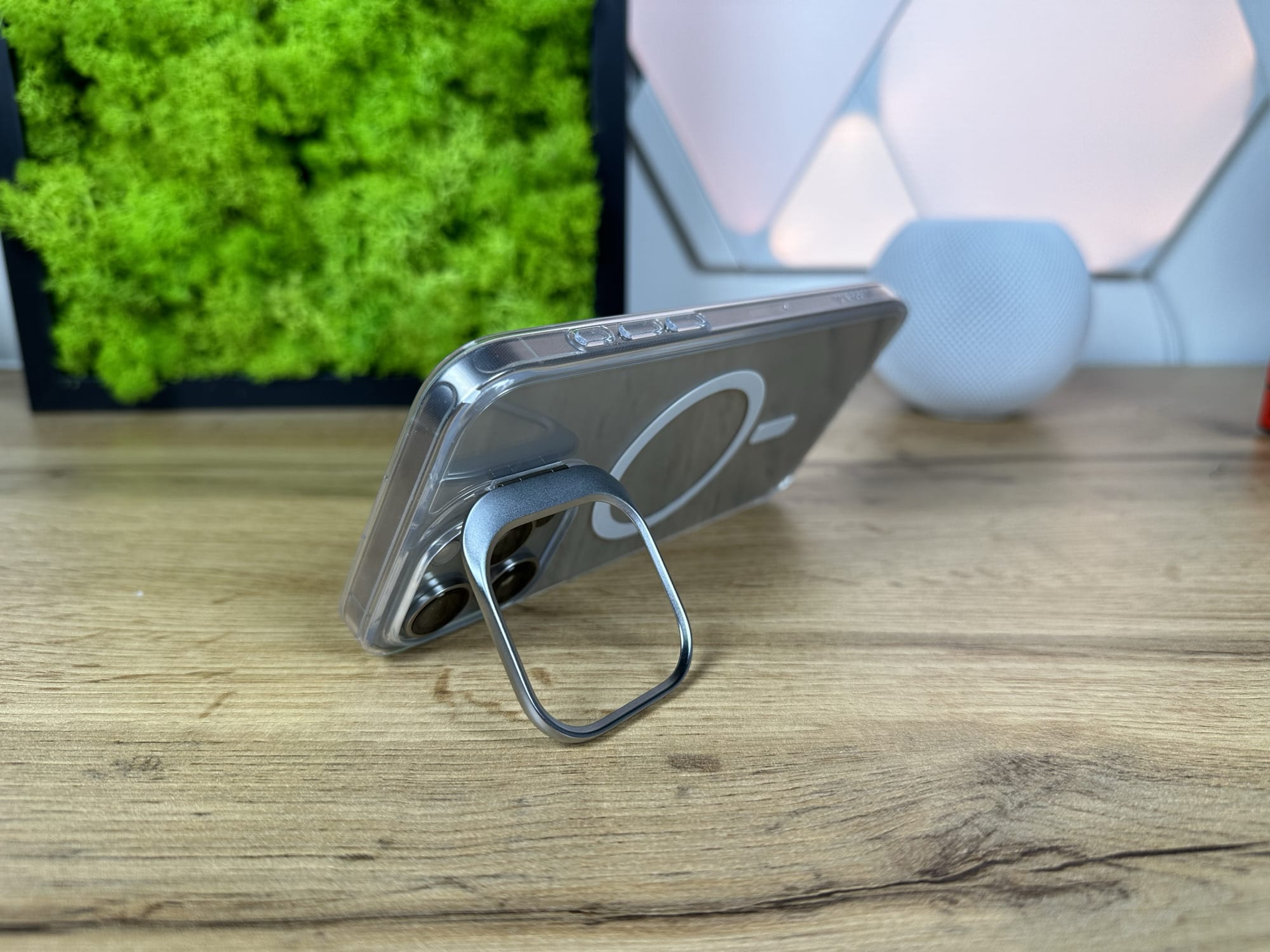 Torras Crystal Clear Case mit Standfunktion