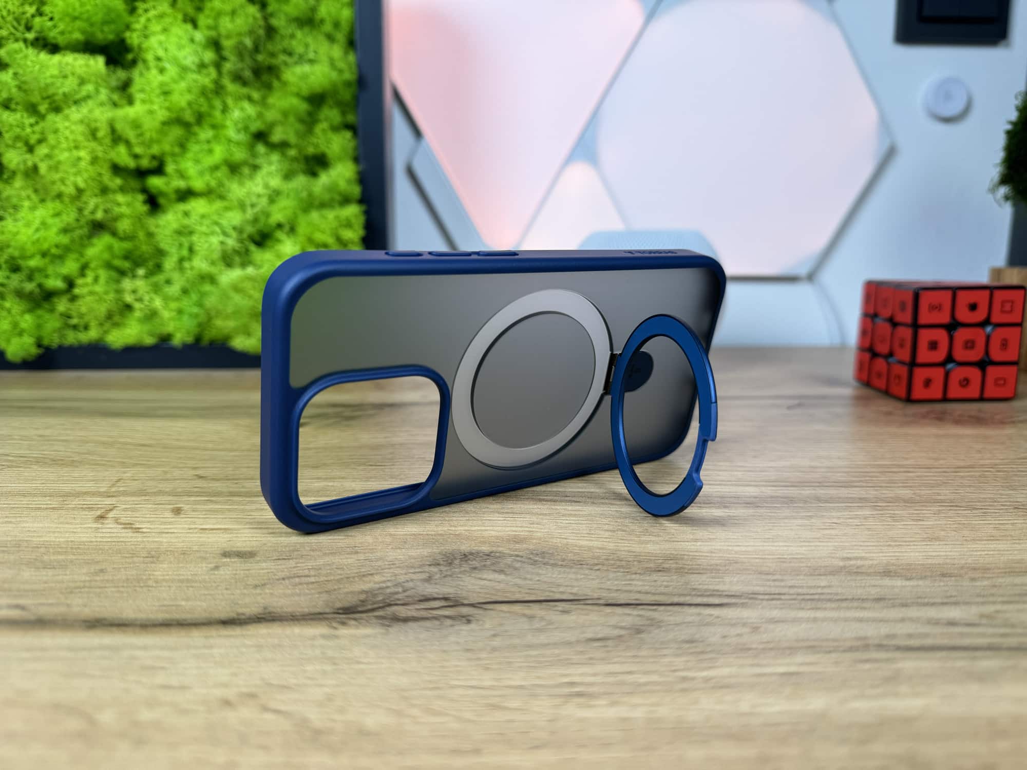 MagSafe-Ring als Stand ausgeklappt am Torras Upro Ostand Case