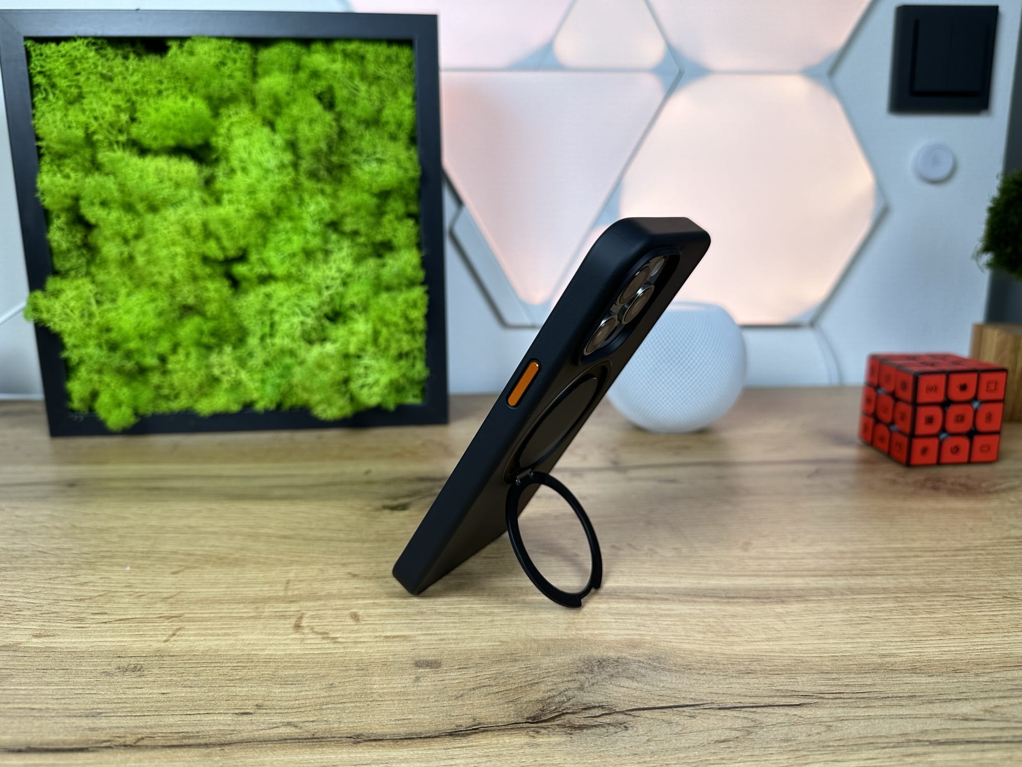 Torras Upro Stand 360 Grad aufgestellt im Hochformat mit iPhone 15 Pro Max