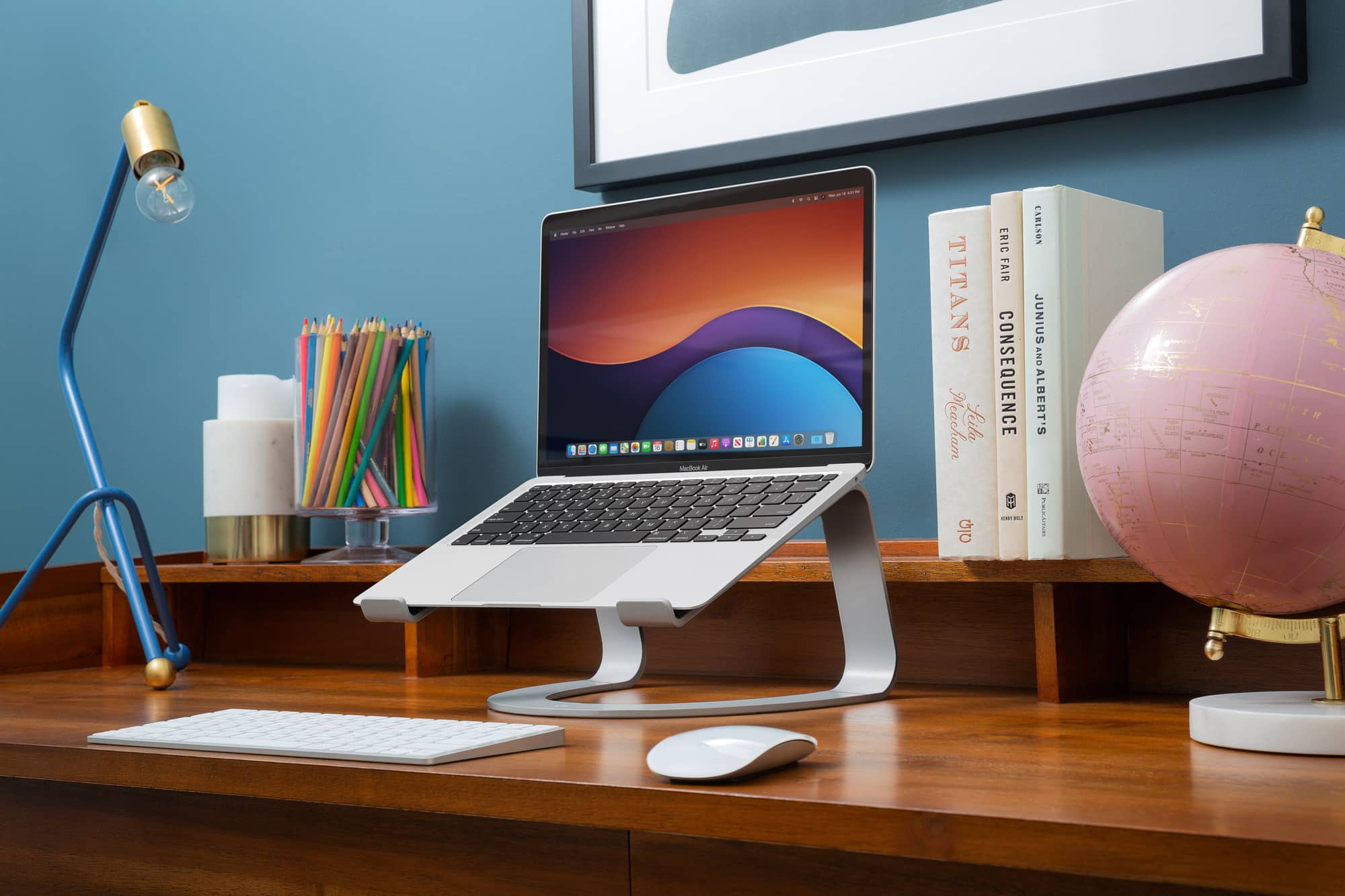 Twelve South Curve SE mit MacBook auf einem Schreibtisch