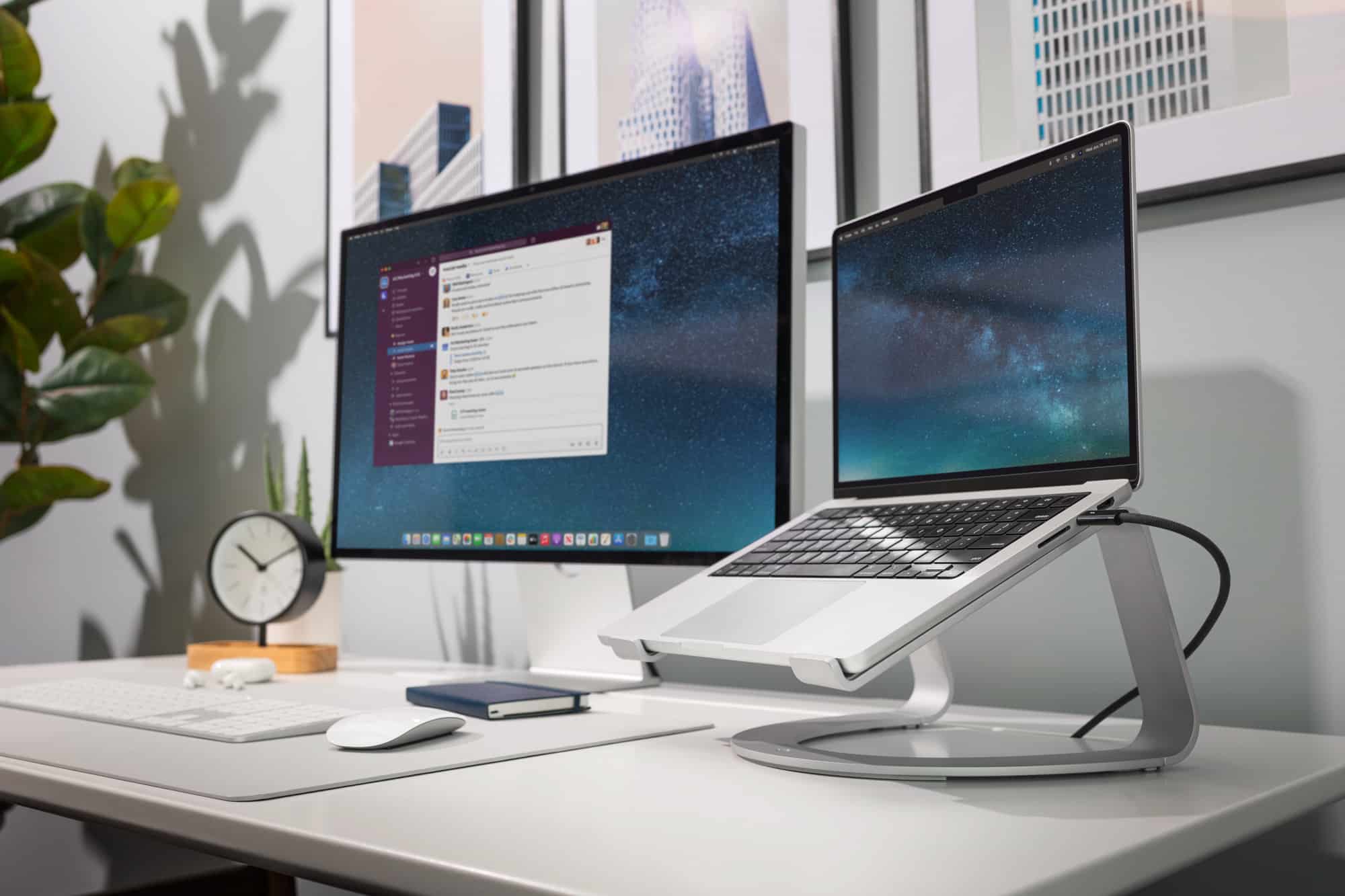 Twelve South Curve SE mit MacBook und Display