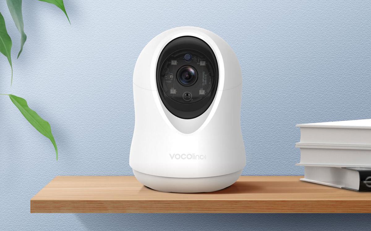 VOCOlinc Opto Innenkamera auf einem Holzregal