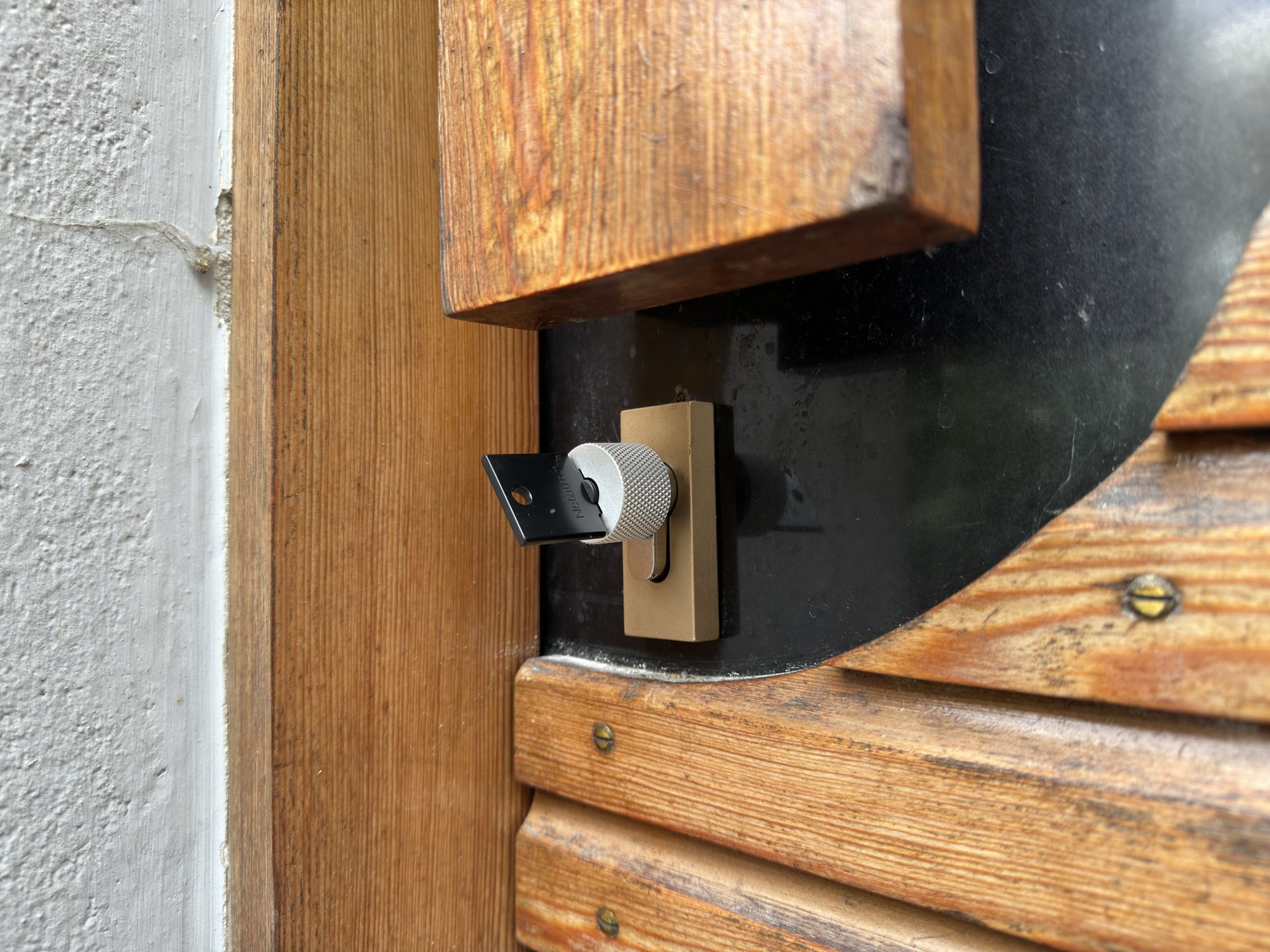 Netatmo Smart Lock mit eingestecktem Netatmo Smart LockNFC-Schlüssel