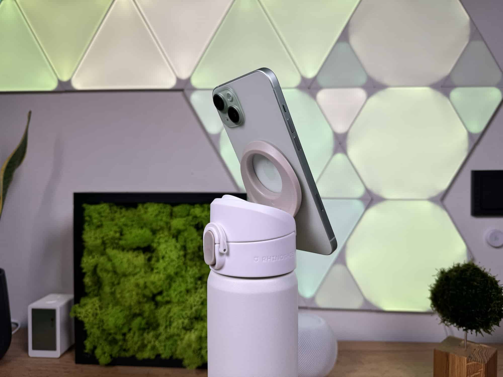 iPhone 15 mit MagSafe an der Rhinoshield AquaStand mit MagSafe Trinkflasche