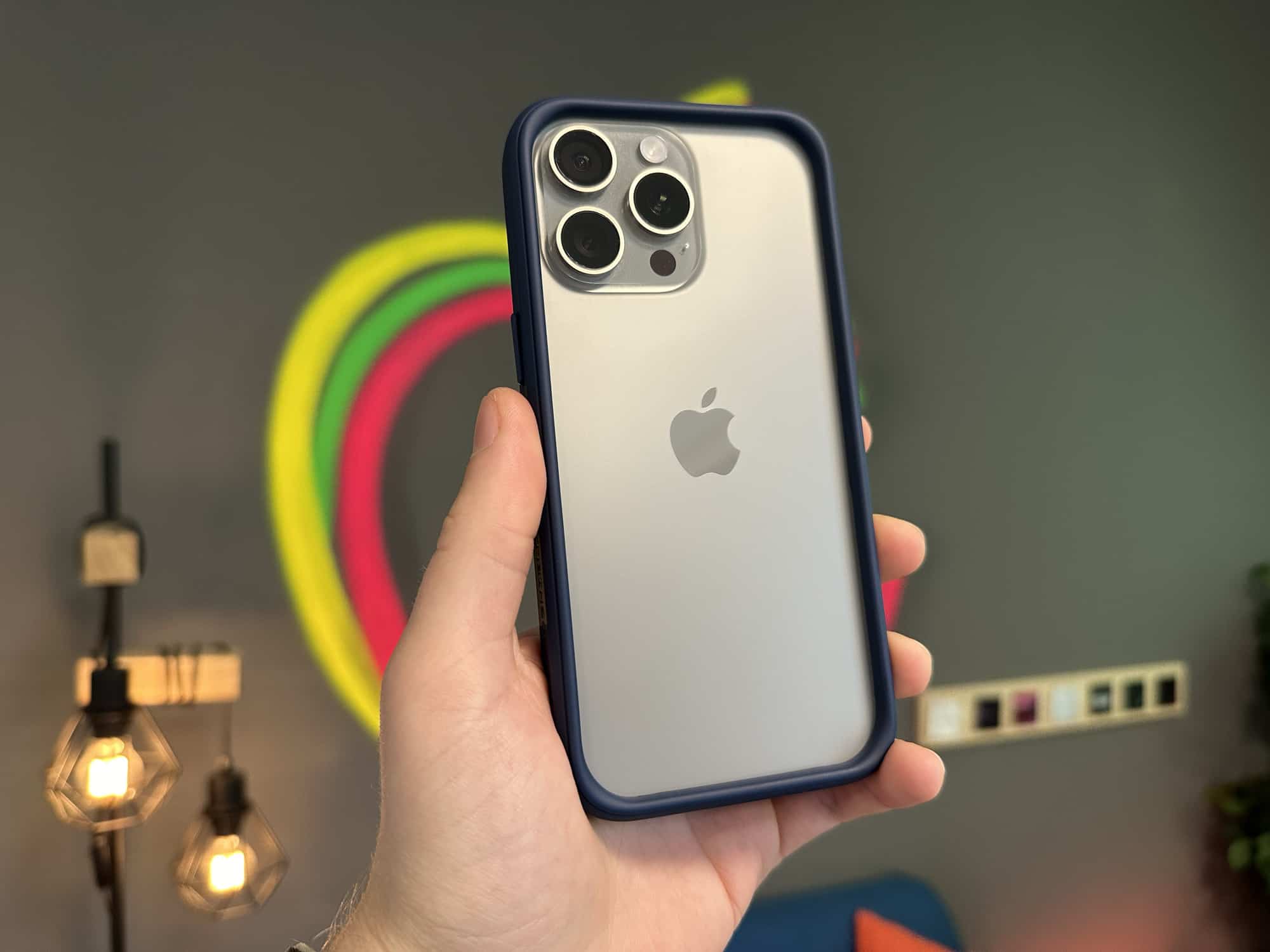 iPhone 15 Pro Max in der Rhinoshield CrashGuard Hülle