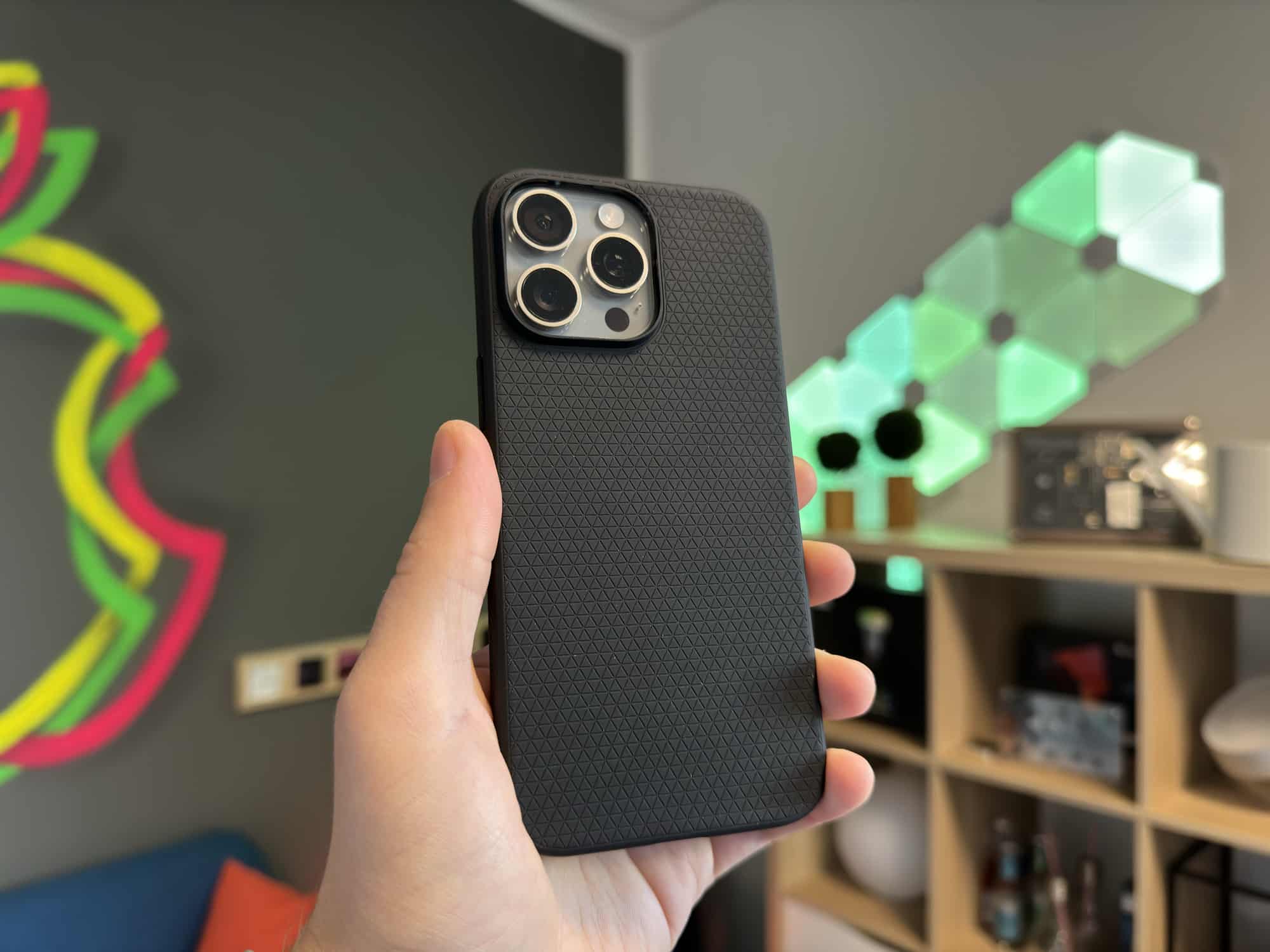 Spigen Liquid Air Case mit dem iPhone 15 Pro Max