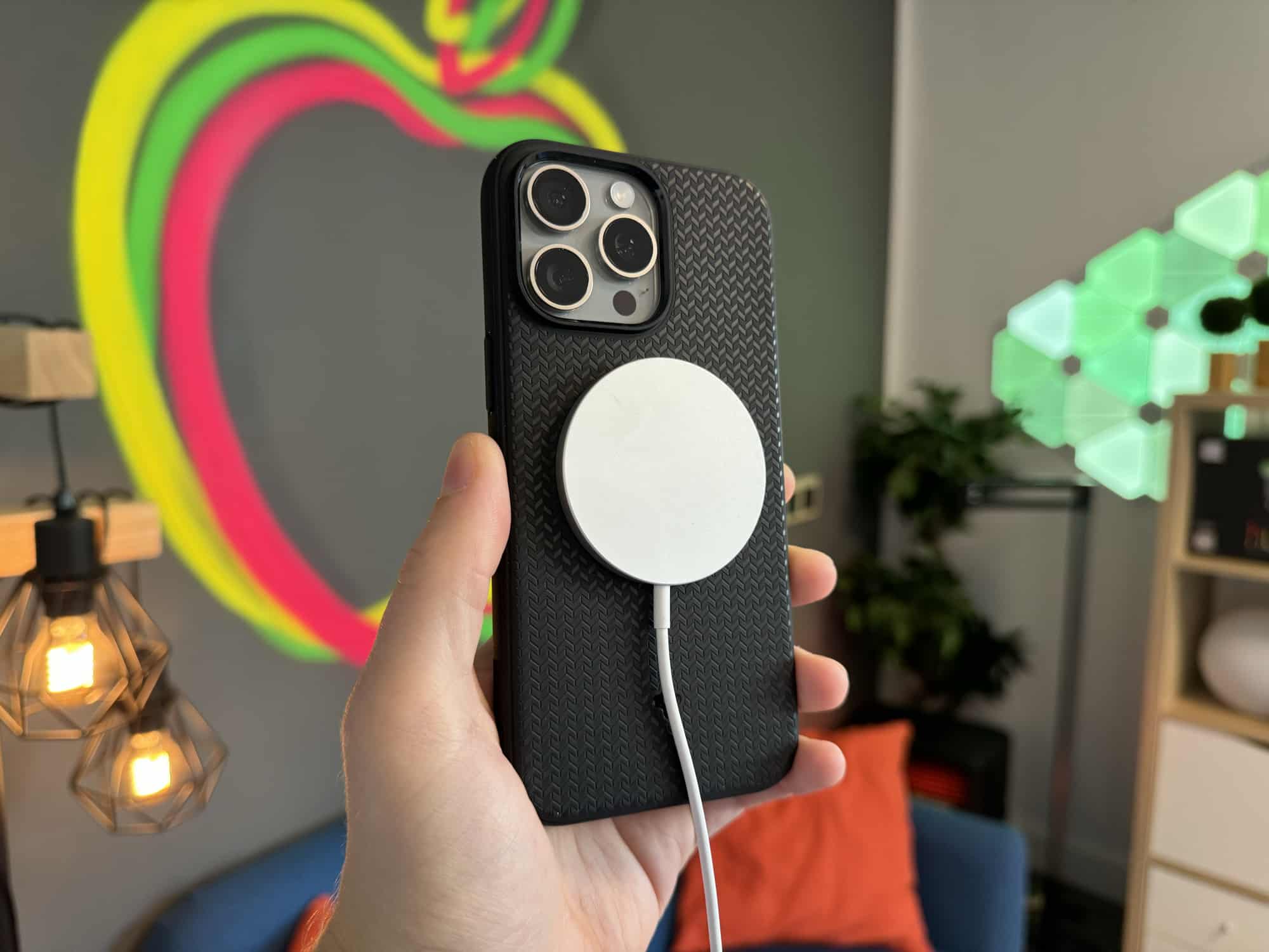 Neue Spigen Mag Armor MagFit Hülle mit MagSafe für das iPhone 15 Pro Max