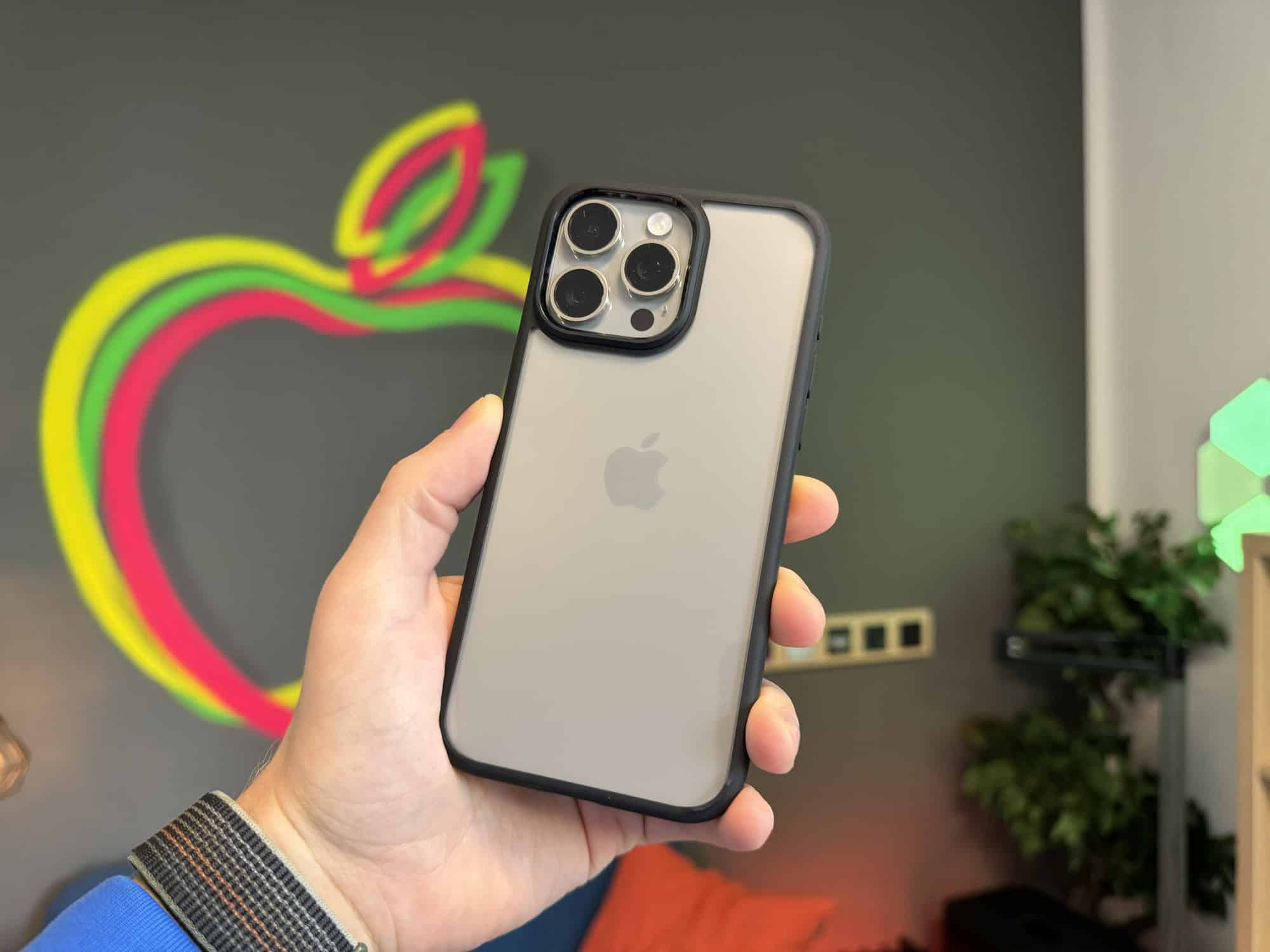 Rückseite des Spigen Ultra Hybrid für das iPhone 15 Pro