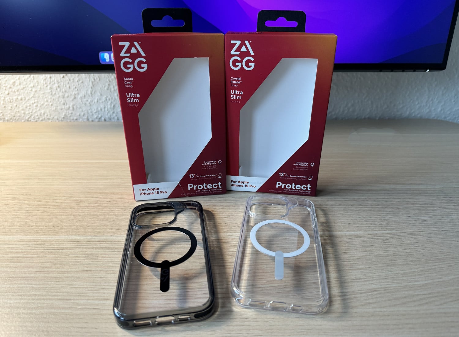 Zwei Zagg-Cases inklusive Verpackung auf einem Schreibtisch
