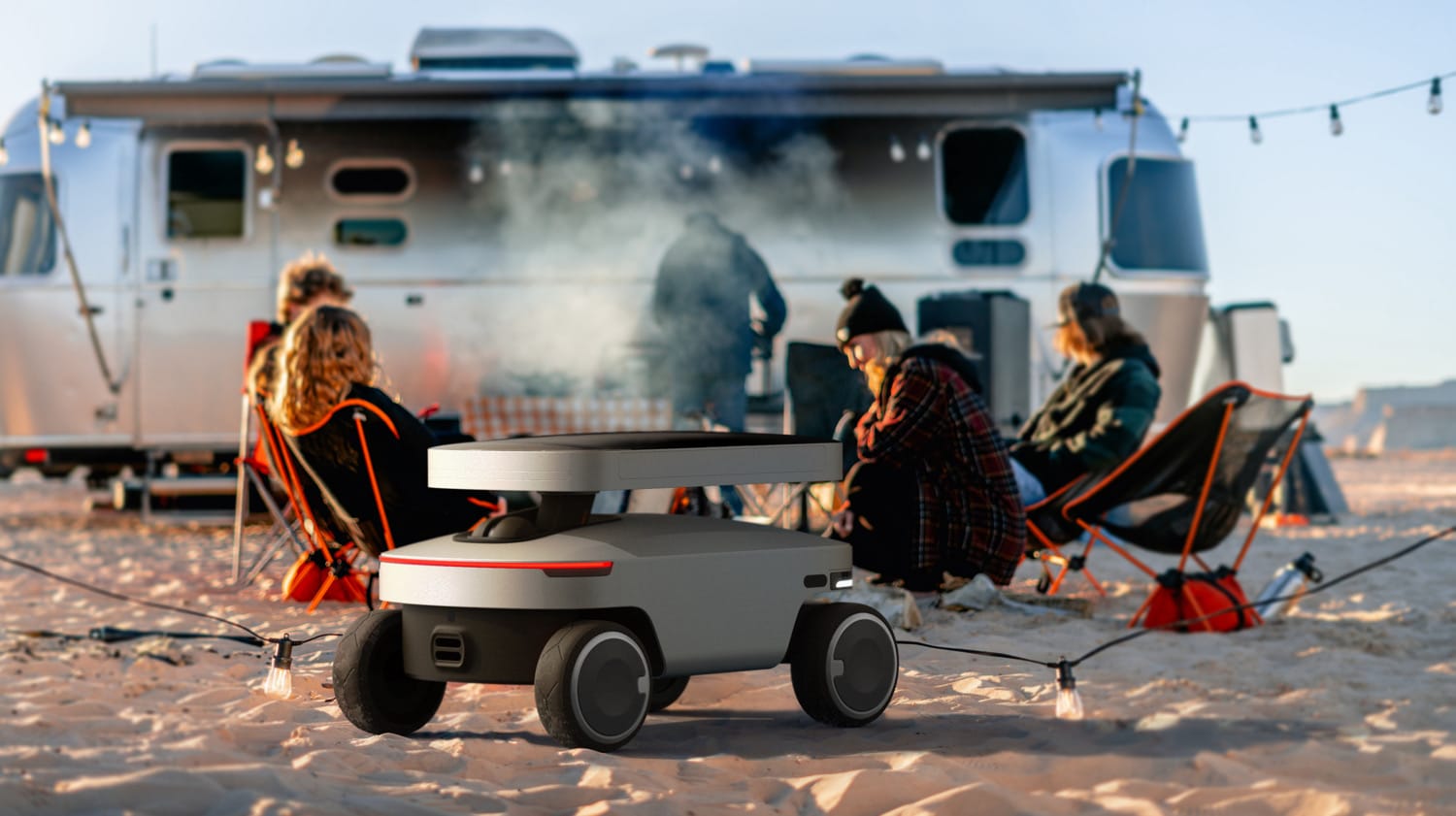 Jackery Solar Mars Bot 5000 an einem Strand vor einem Wohnmobil