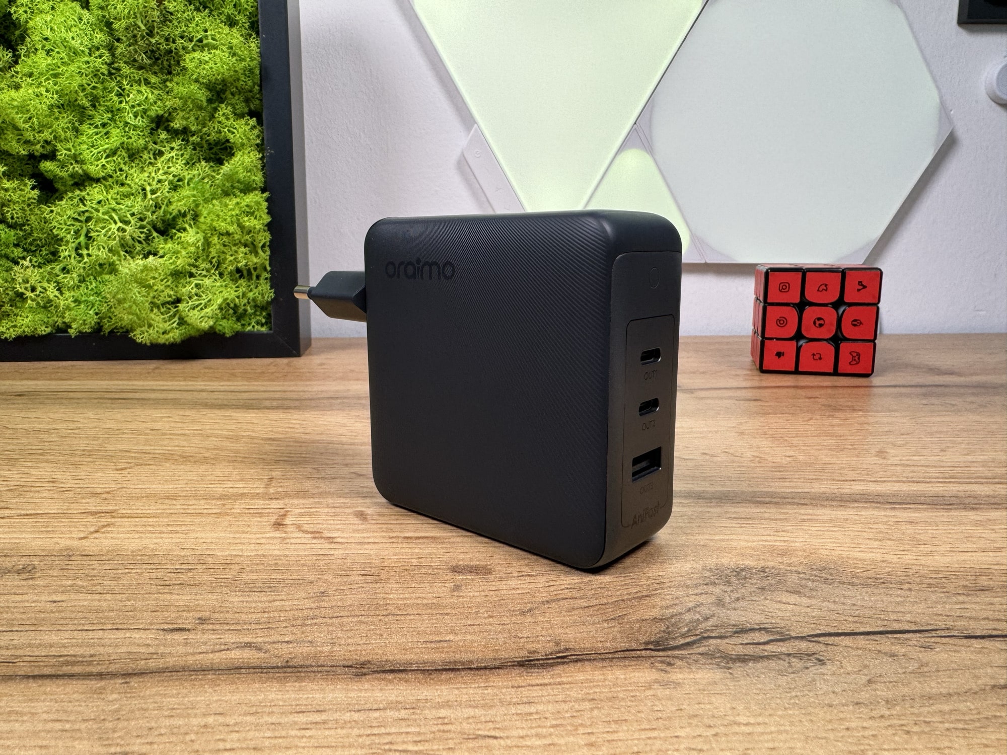Oraimo 165W Netzteil auf dem Schreibtisch nach vorne gerichtet