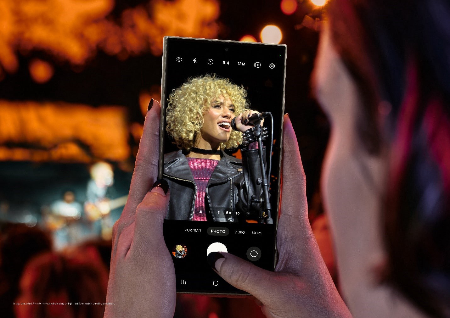 Eine Person filmt mit einem Samsung Galaxy S24-Smartphone
