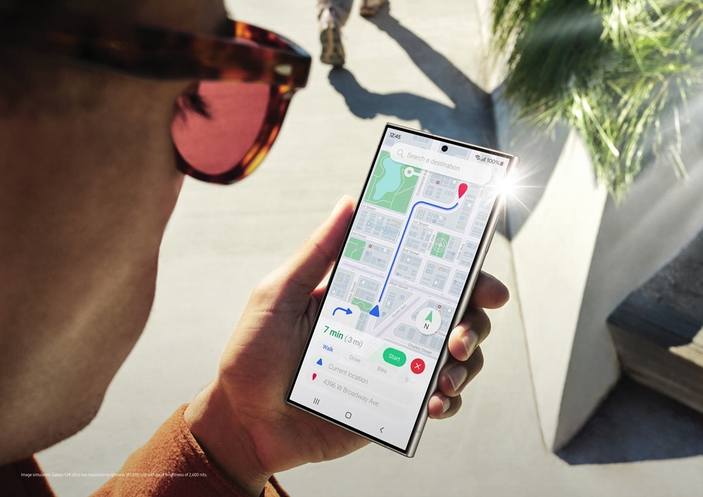 Eine Person lässt sich mit Hilfe eines Samsung Galaxy S24-Smartphones navigieren