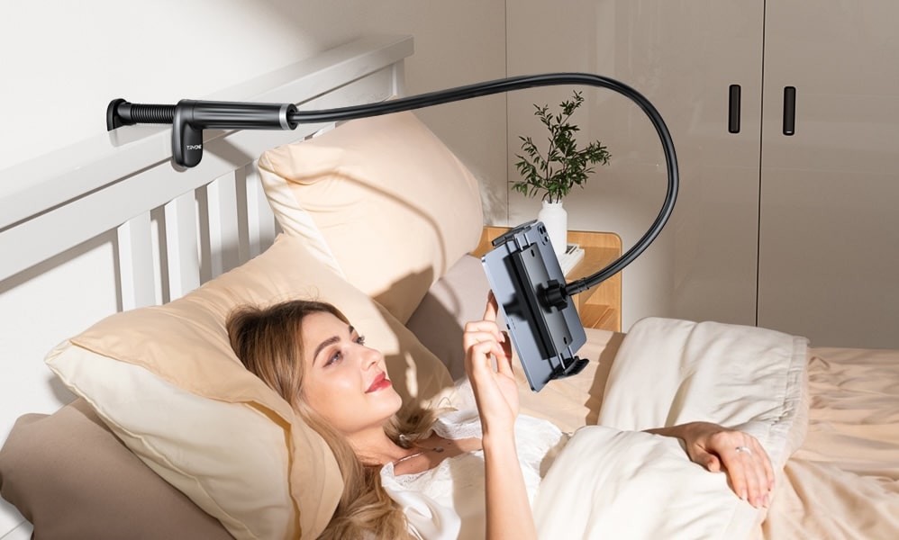 Tryone Schwanenhals Halterung mit iPad am Bett montiert