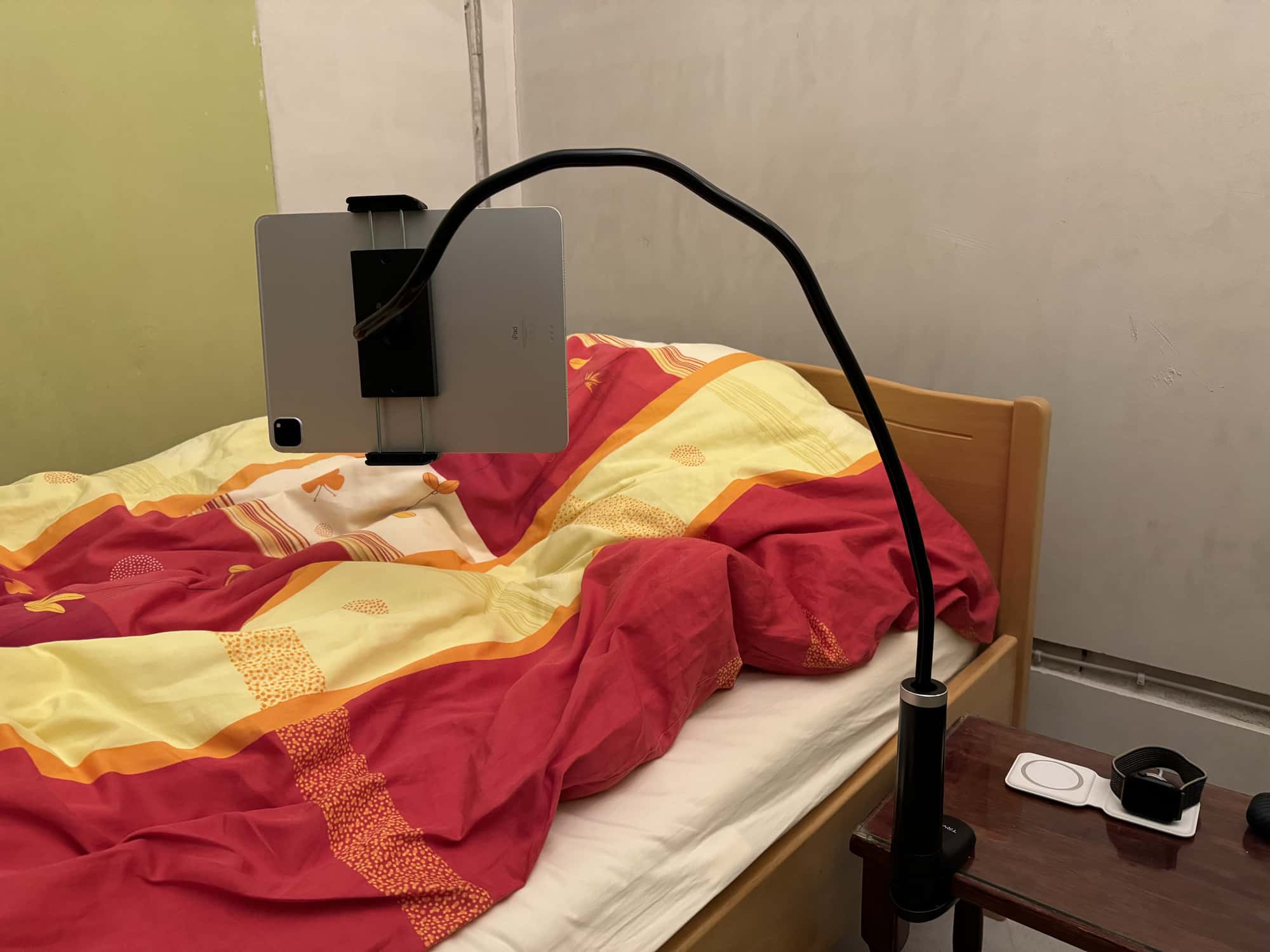 Tryone Schwanenhals Halterung mit dem iPad Pro am Bett