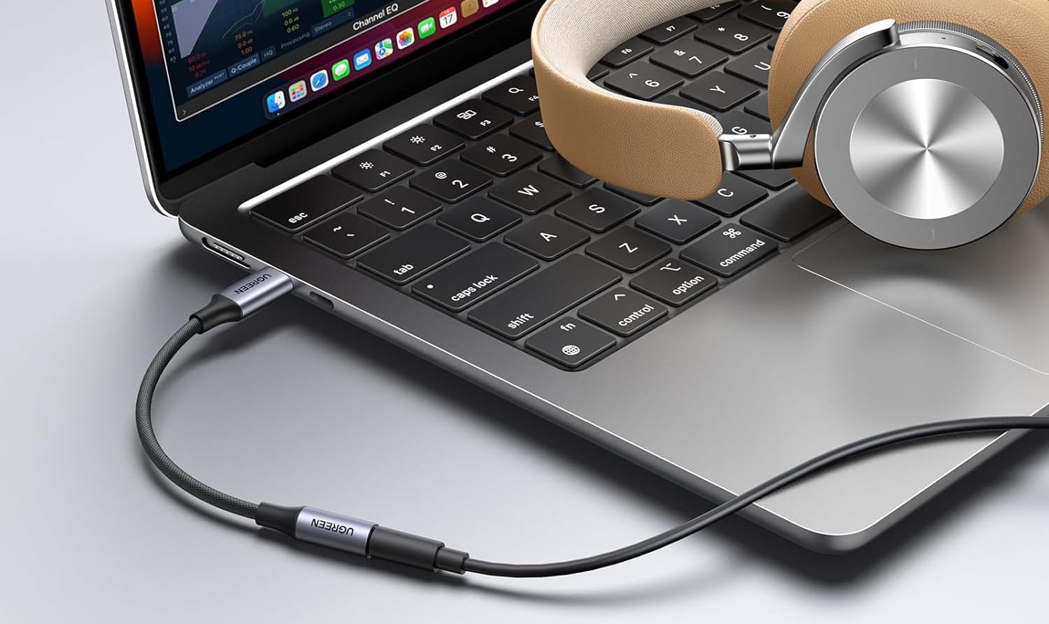Ugreen USB-C Klinken-Adapter ist mit Kopfhörer und MacBook verbunden