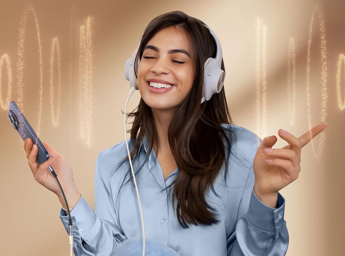 Eine Frau bewegt sich zur Musik, trägt einen kabelgebundenen Kopfhörer samt Ugreen USB-C Klinken-Adapter und Smartphone