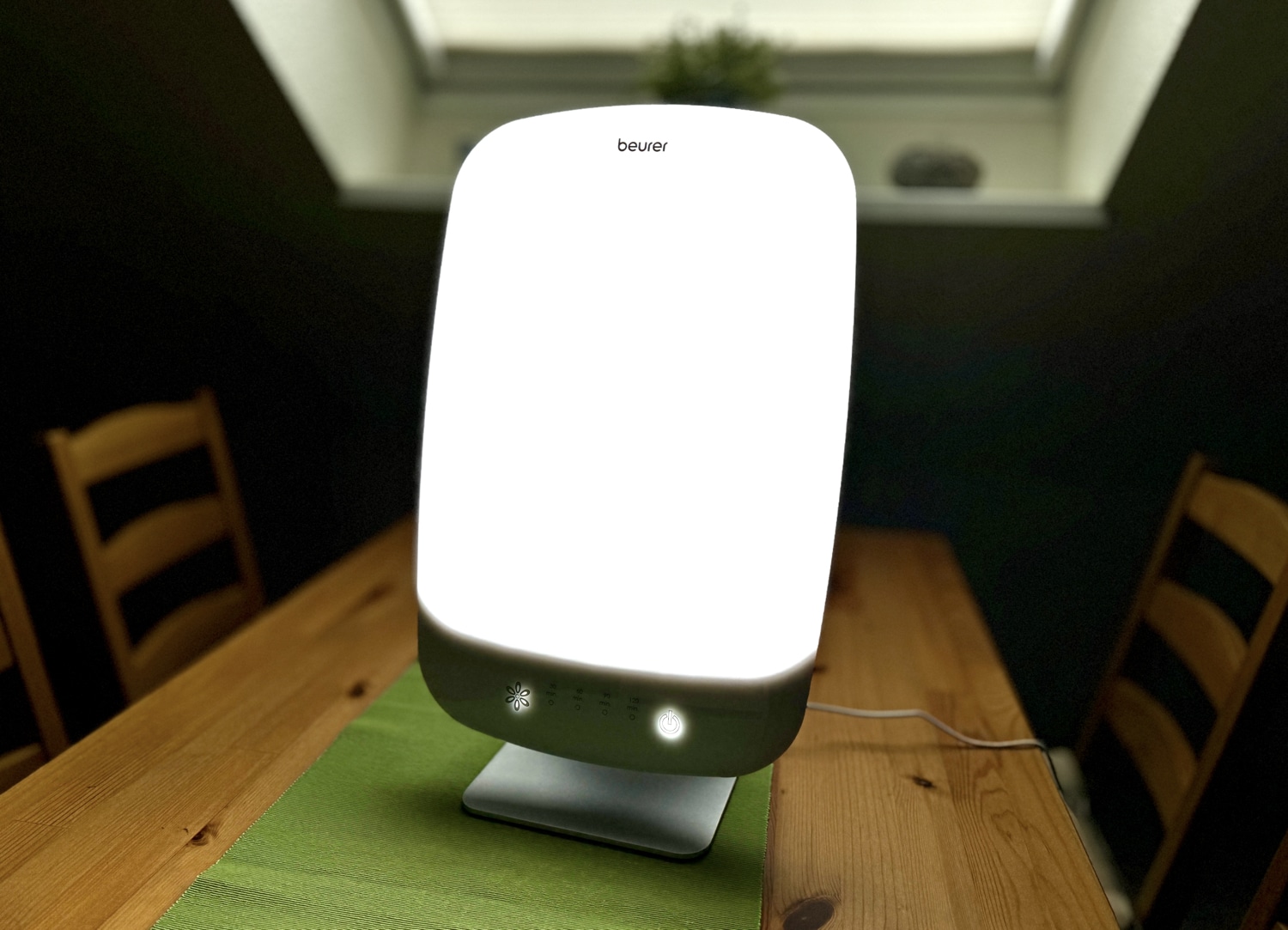Beurer TL 95 Tageslichtlampe eingeschaltet auf einem Tisch