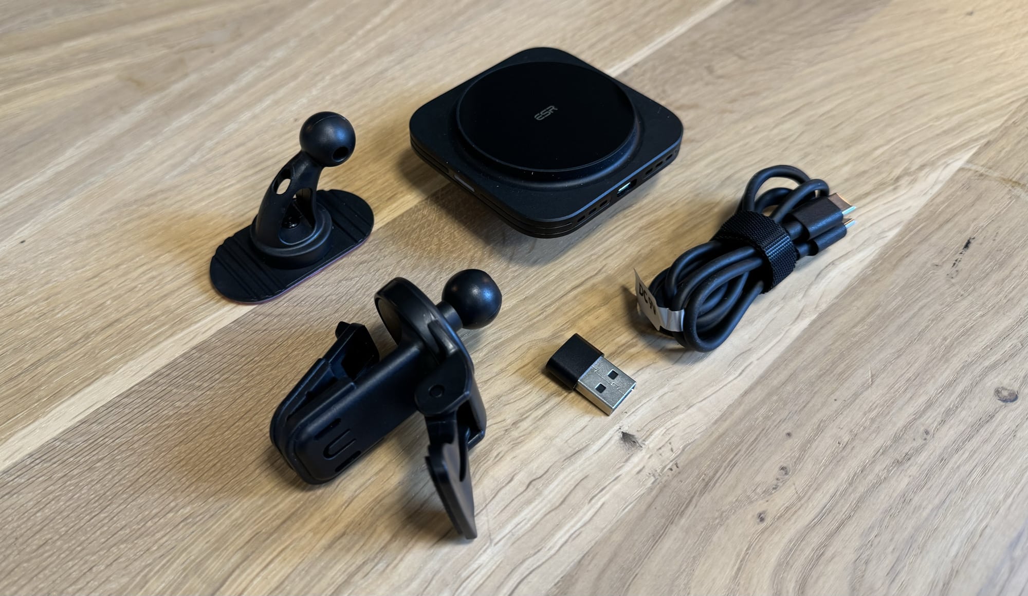 Lieferumfang des ESR Qi2 Autoladegeräts mit Kabel und Halterungen