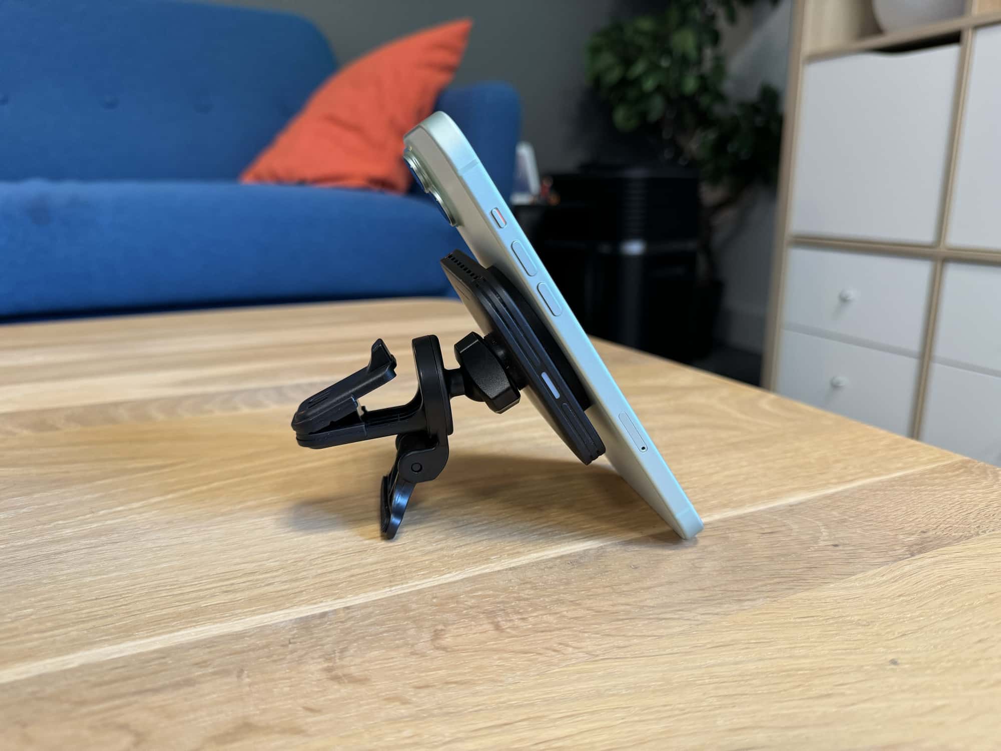 ESR Ladegerät für das Auto mit dem iPhone 15