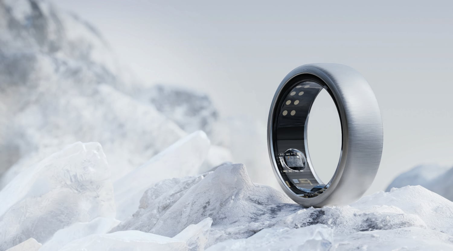Oura Ring in Silber vor einer Eislandschaft