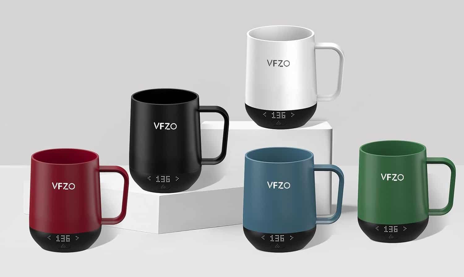Fünf verschiedene Farbvarianten des VFZO Smart Mugs vor grauem Hintergrund