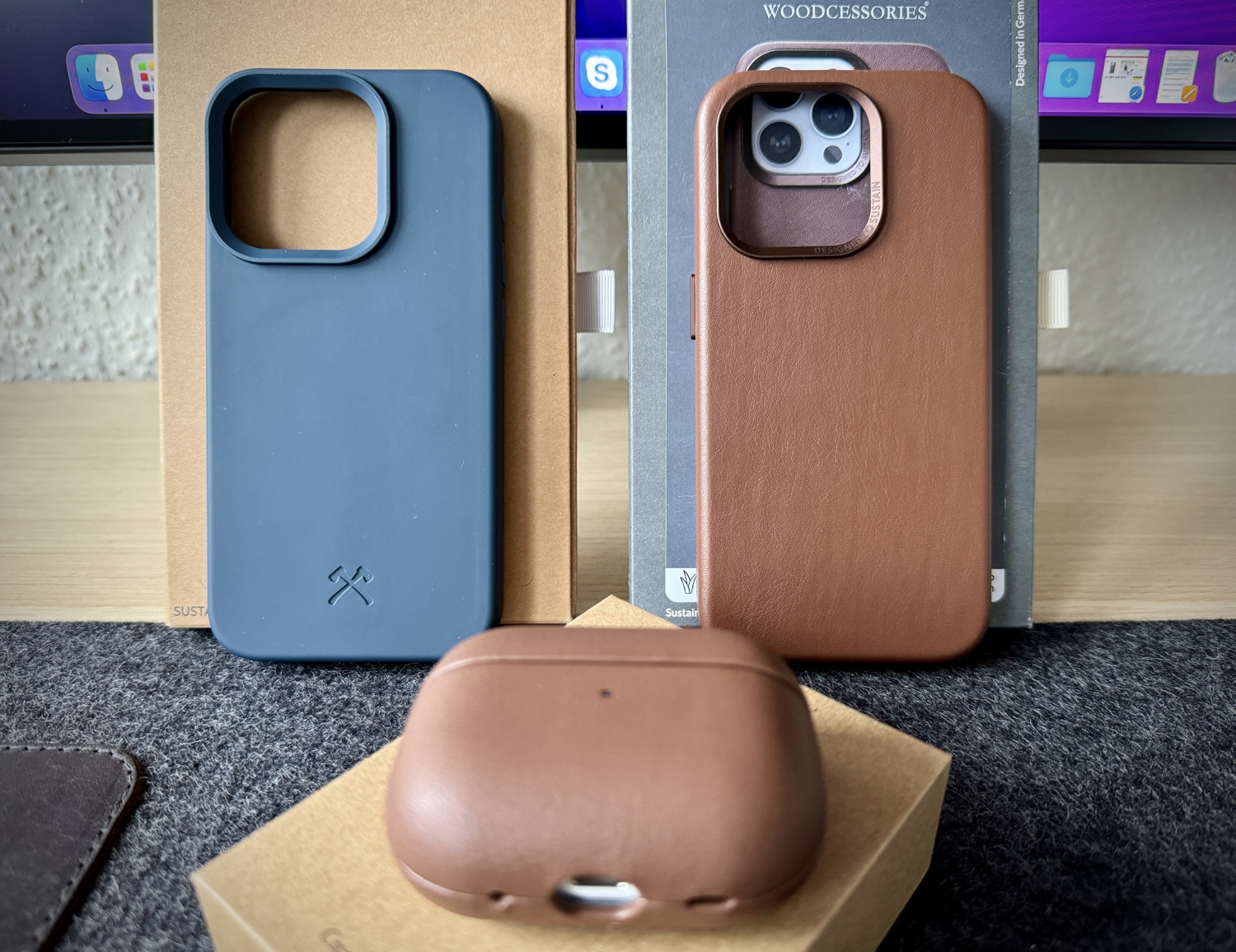 Navyblaues Bio Case und braune Bio Leather Cases von Woodcessories auf einem Schreibtisch