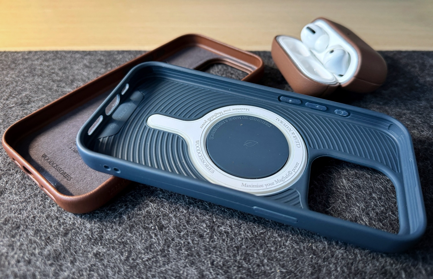 Navyblaues Bio Case und braune Bio Leather Cases von Woodcessories auf einem Schreibtisch
