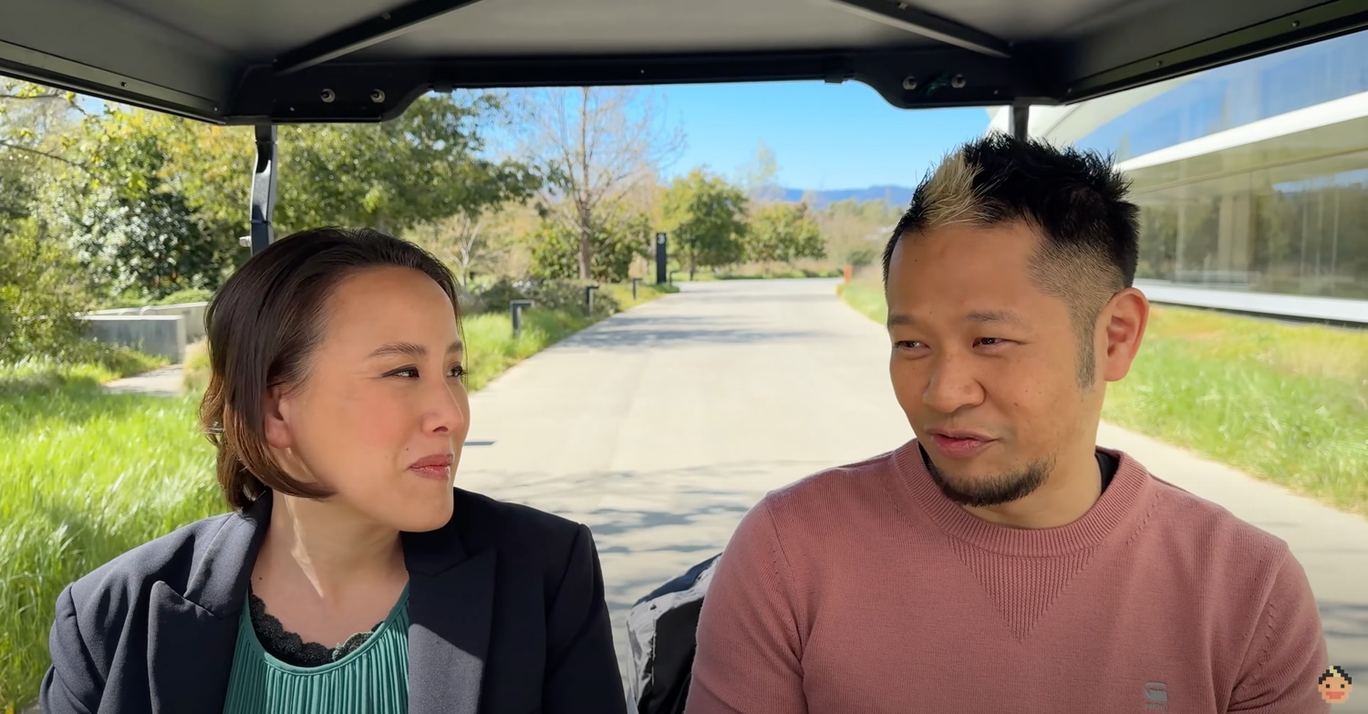 Kaiann Drance und Brian Tong in einem Golfwagen im Apple Park
