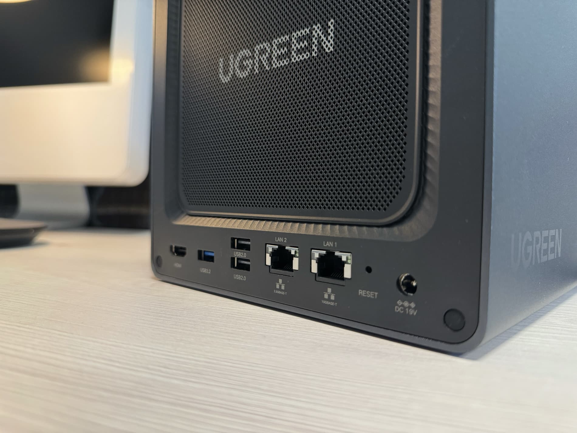 Rückseitige Anschlüsse beim Ugreen NAS