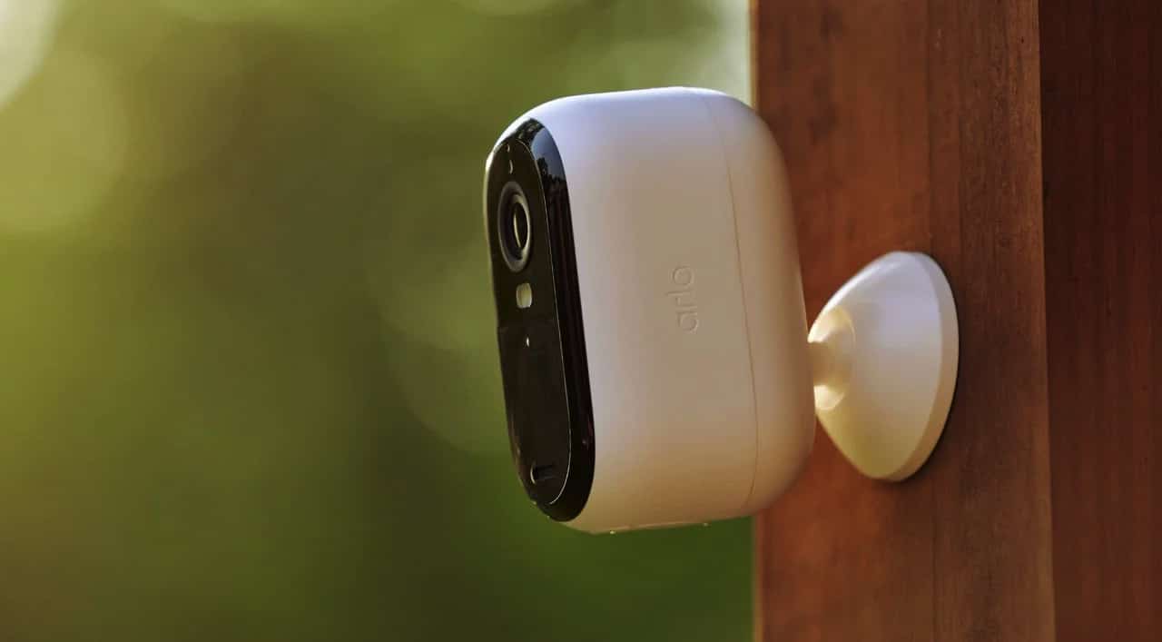 Arlo Essential 2K Outdoor Kamera an Holz montiert
