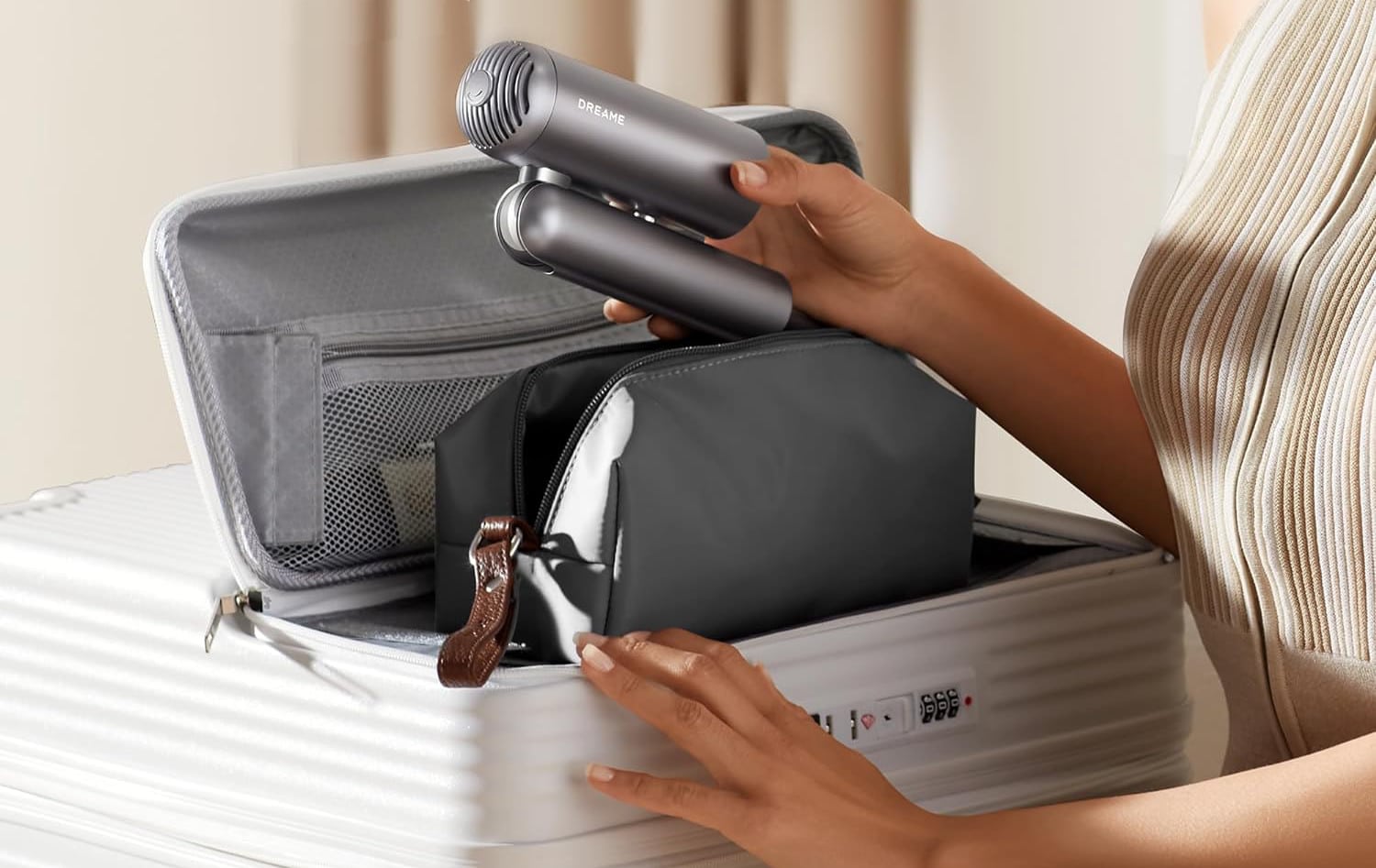 Eine Person verpackt den Dreame Pocket in einer Tasche